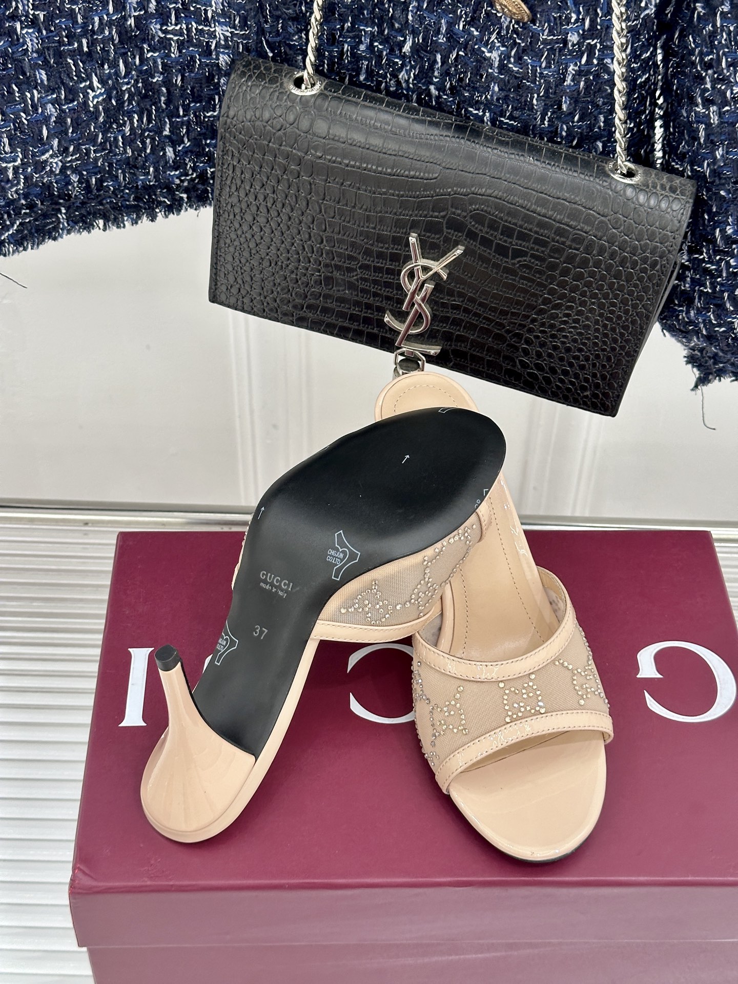 Gucci/古驰26WF新品网纱水钻高跟拖鞋在一双凉鞋上续写百年奢韵。是复古与璀璨的惊艳邂逅让每一步都自