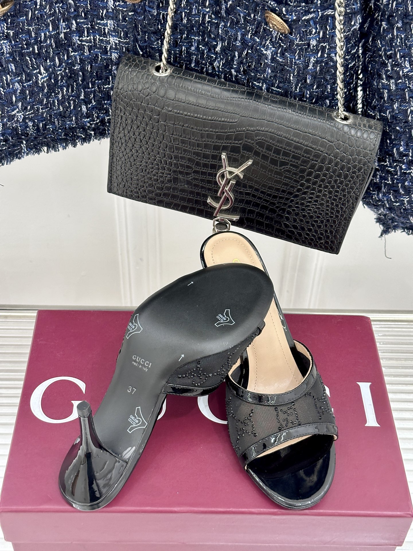 Gucci/古驰26WF新品网纱水钻高跟拖鞋在一双凉鞋上续写百年奢韵。是复古与璀璨的惊艳邂逅让每一步都自