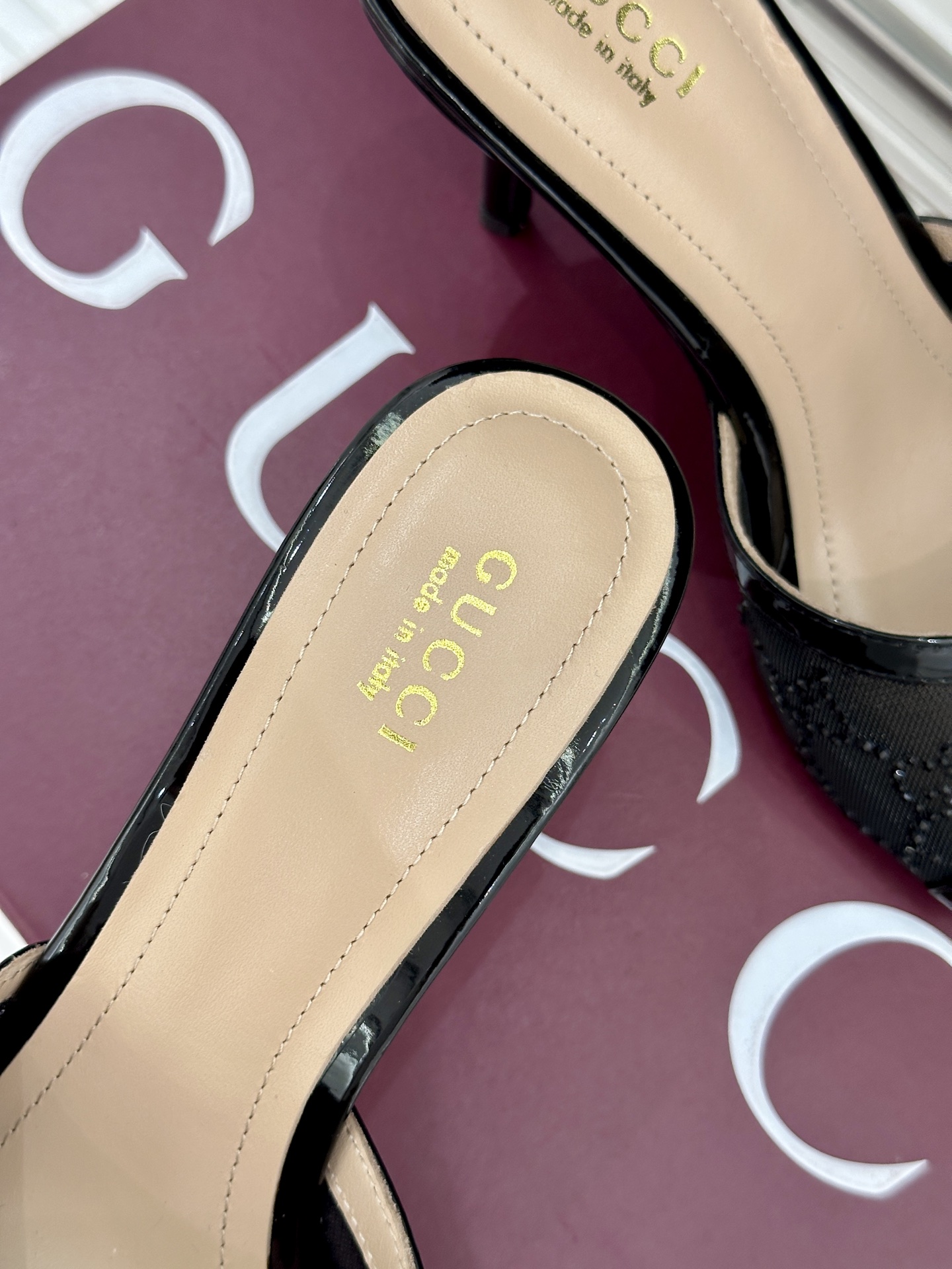 Gucci/古驰26WF新品网纱水钻高跟拖鞋在一双凉鞋上续写百年奢韵。是复古与璀璨的惊艳邂逅让每一步都自