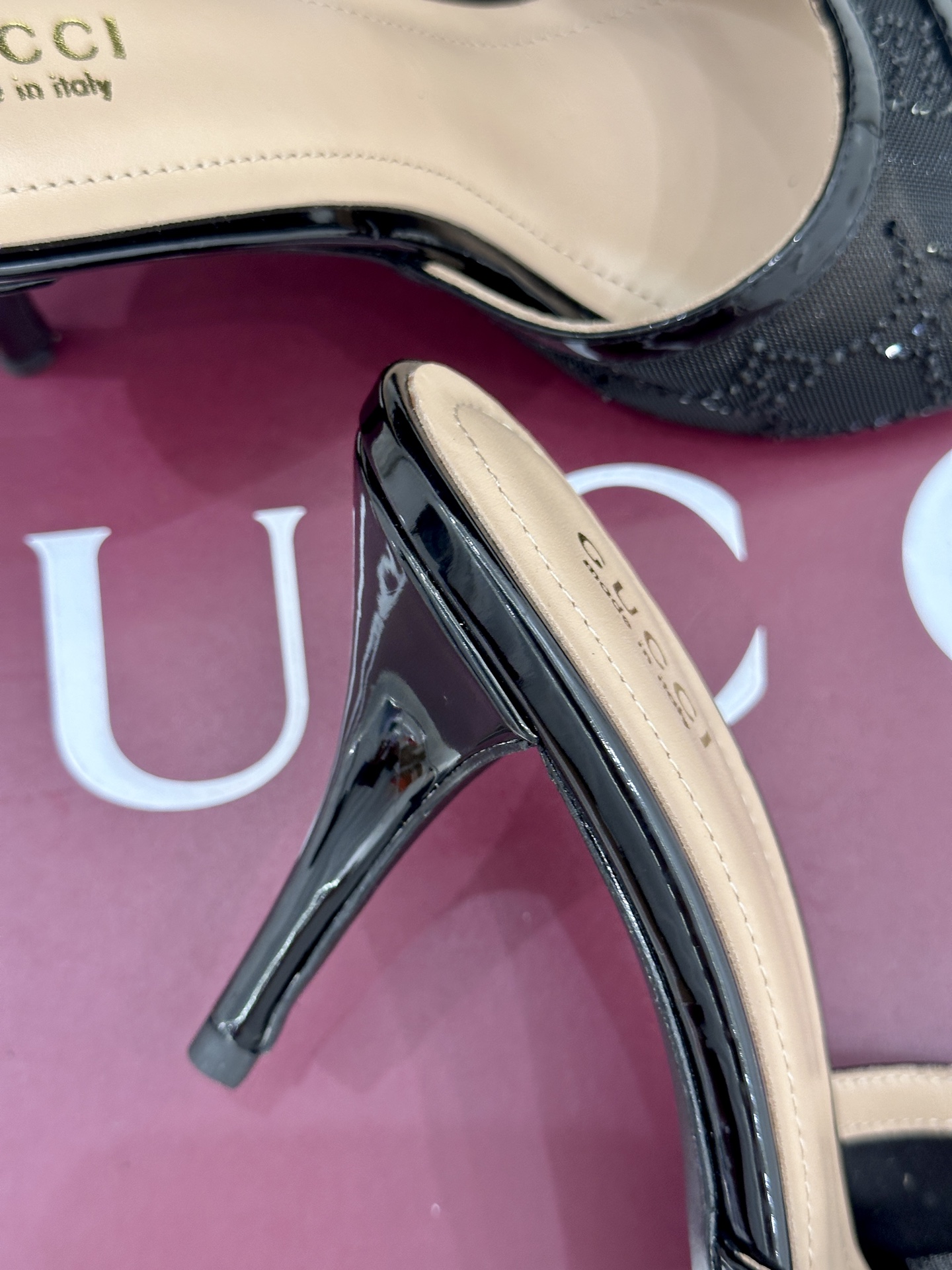 Gucci/古驰26WF新品网纱水钻高跟拖鞋在一双凉鞋上续写百年奢韵。是复古与璀璨的惊艳邂逅让每一步都自