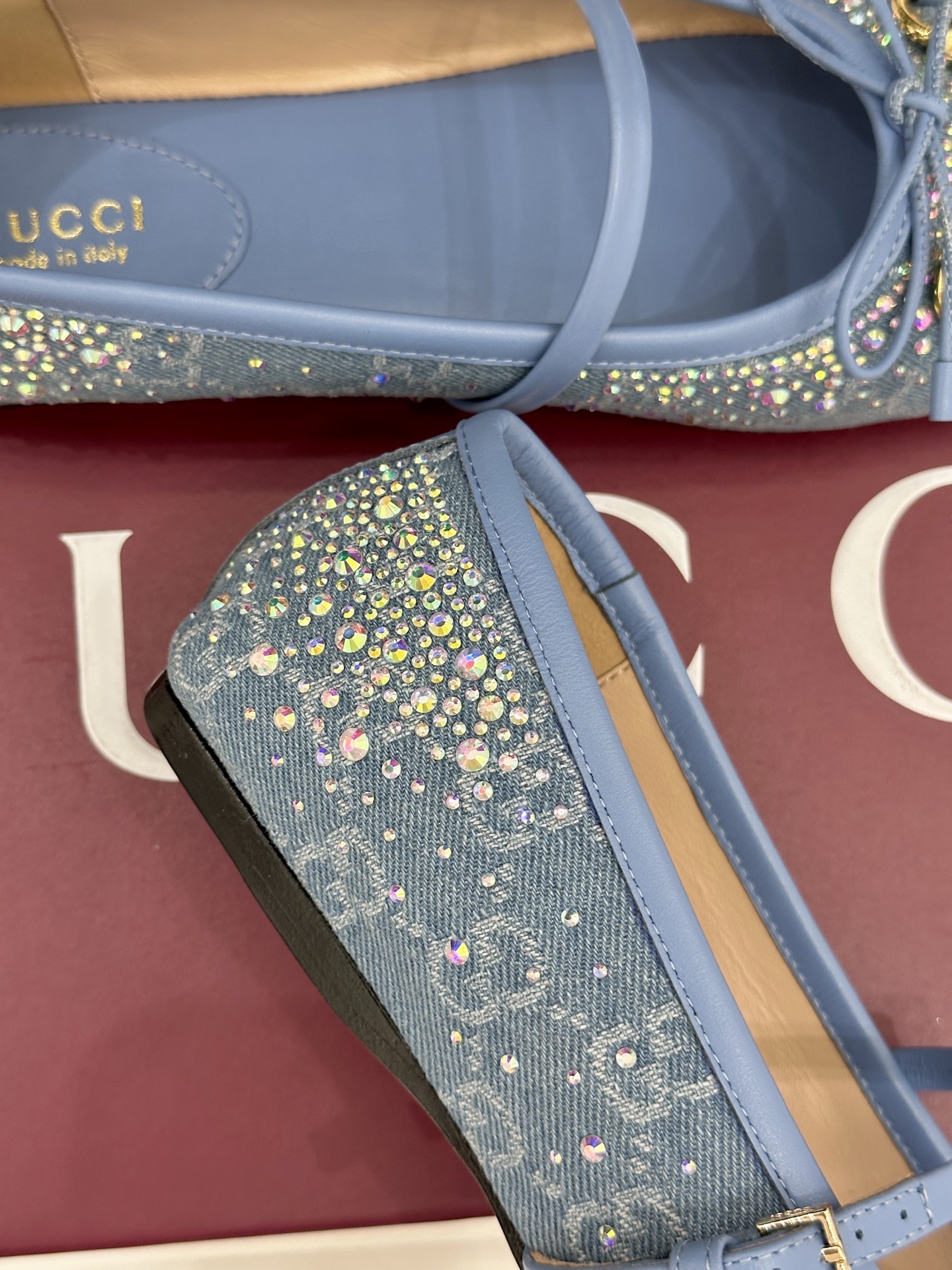 Gucci/古驰26WF新品马衔扣蝴蝶结猪鼻子水钻平底芭蕾舞鞋融汇经典标识与芭蕾美学复古典雅又璀璨吸睛。