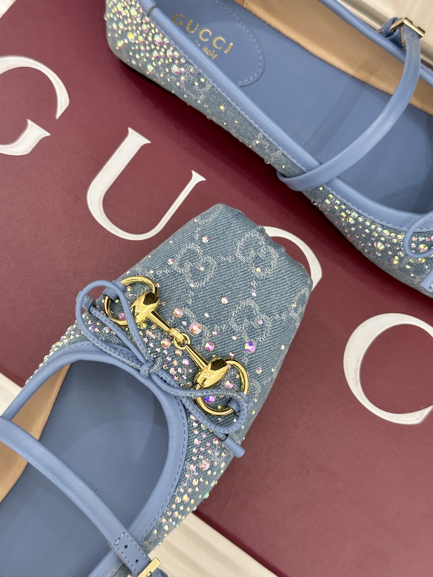 Gucci/古驰26WF新品马衔扣蝴蝶结猪鼻子水钻平底芭蕾舞鞋融汇经典标识与芭蕾美学复古典雅又璀璨吸睛。