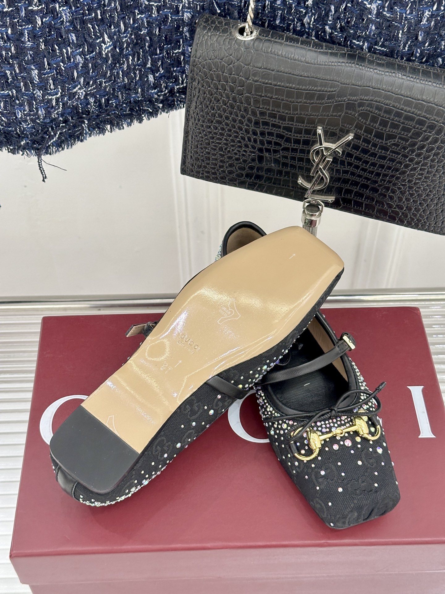 Gucci/古驰26WF新品马衔扣蝴蝶结猪鼻子水钻平底芭蕾舞鞋融汇经典标识与芭蕾美学复古典雅又璀璨吸睛。