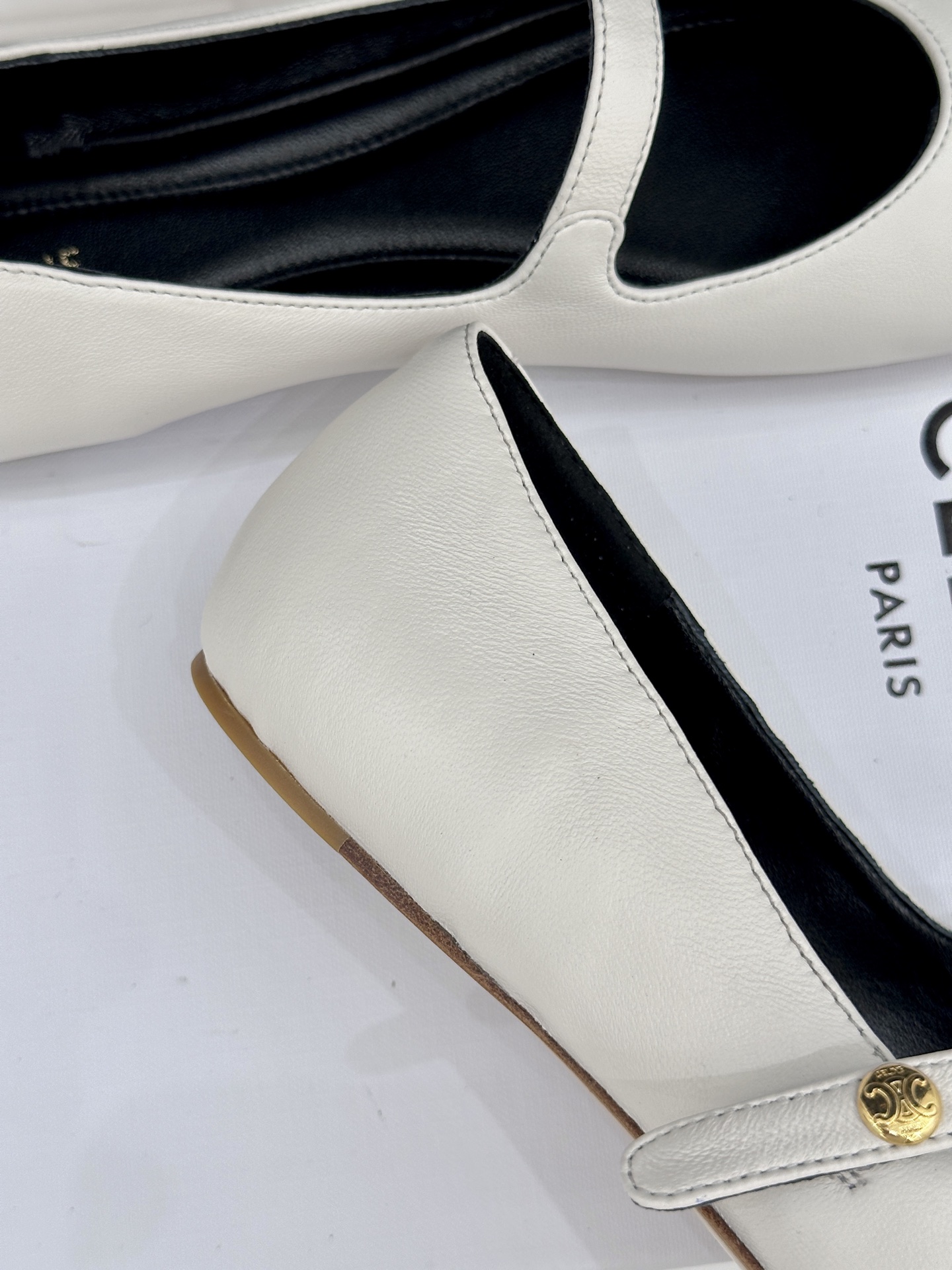 Celine/赛琳26WF新品凯旋门一字带圆头平底玛丽珍鞋将法式极简与复古美学融于一体演绎老钱风松弛优雅