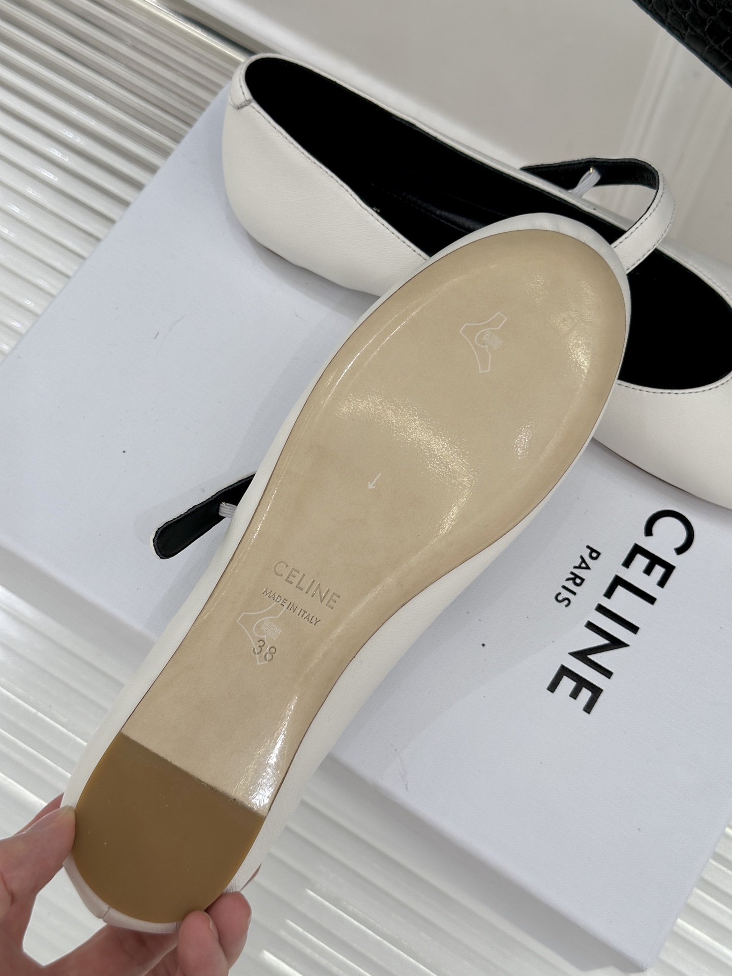 Celine/赛琳26WF新品凯旋门一字带圆头平底玛丽珍鞋将法式极简与复古美学融于一体演绎老钱风松弛优雅