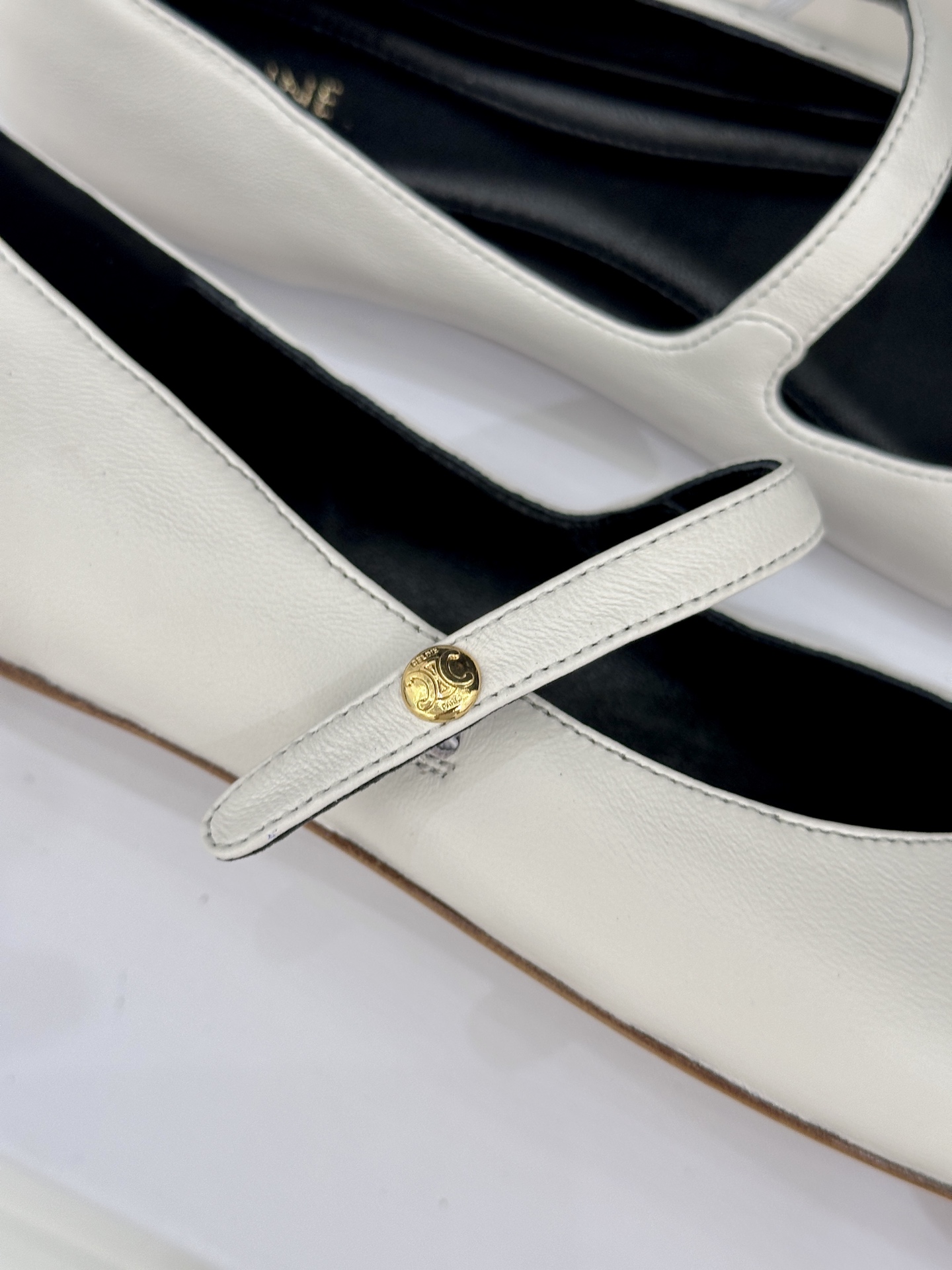 Celine/赛琳26WF新品凯旋门一字带圆头平底玛丽珍鞋将法式极简与复古美学融于一体演绎老钱风松弛优雅