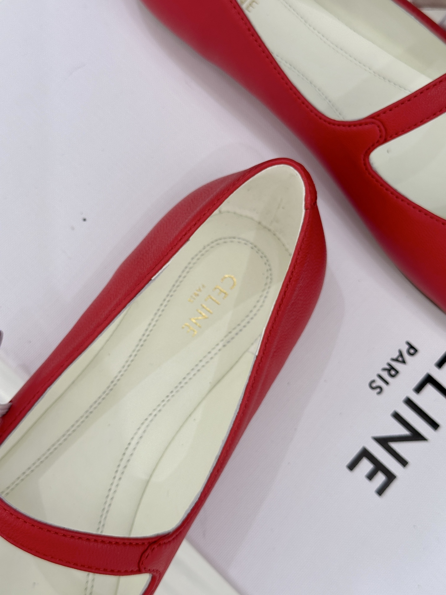 Celine/赛琳26WF新品凯旋门一字带圆头平底玛丽珍鞋将法式极简与复古美学融于一体演绎老钱风松弛优雅