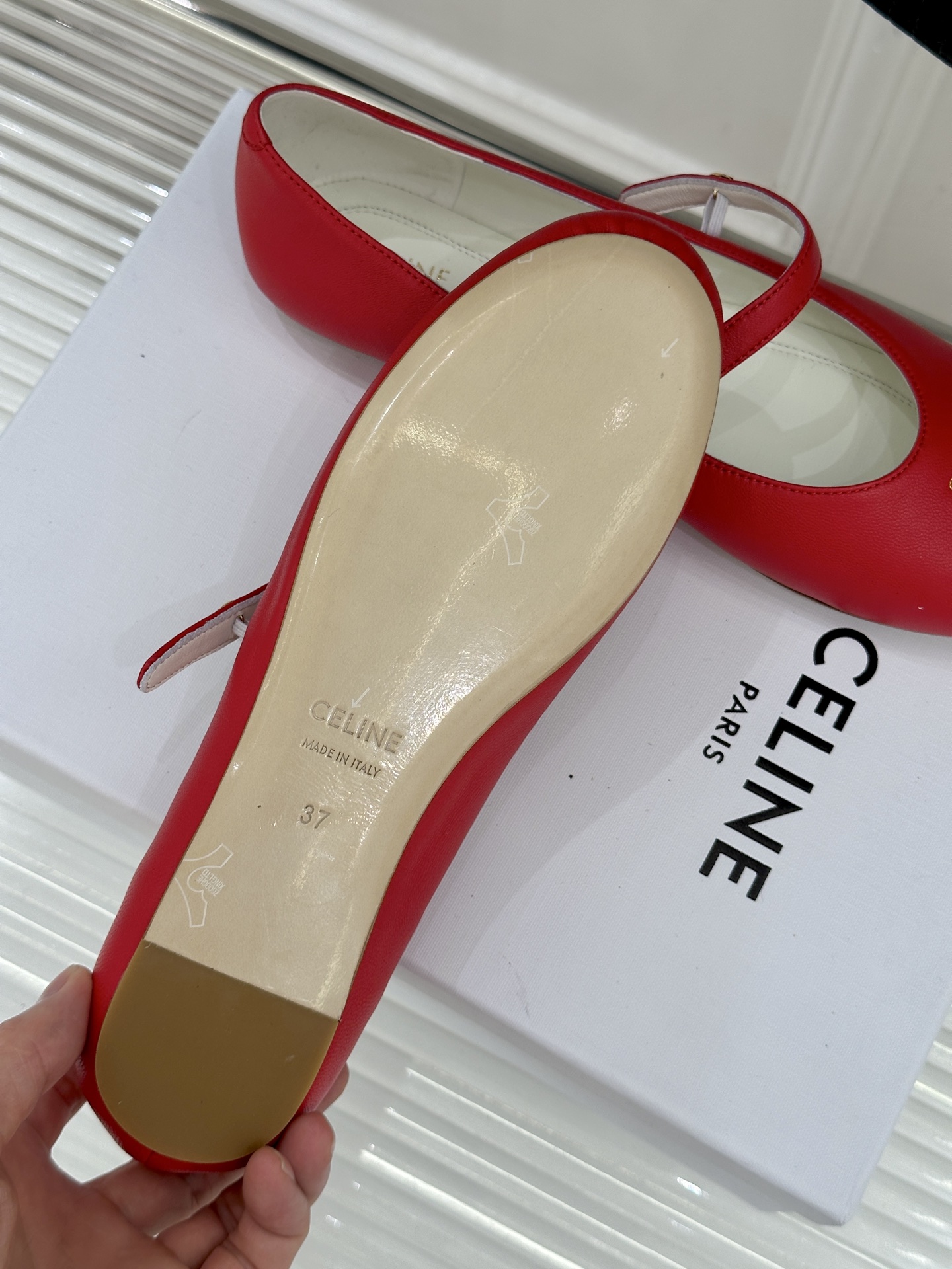 Celine/赛琳26WF新品凯旋门一字带圆头平底玛丽珍鞋将法式极简与复古美学融于一体演绎老钱风松弛优雅