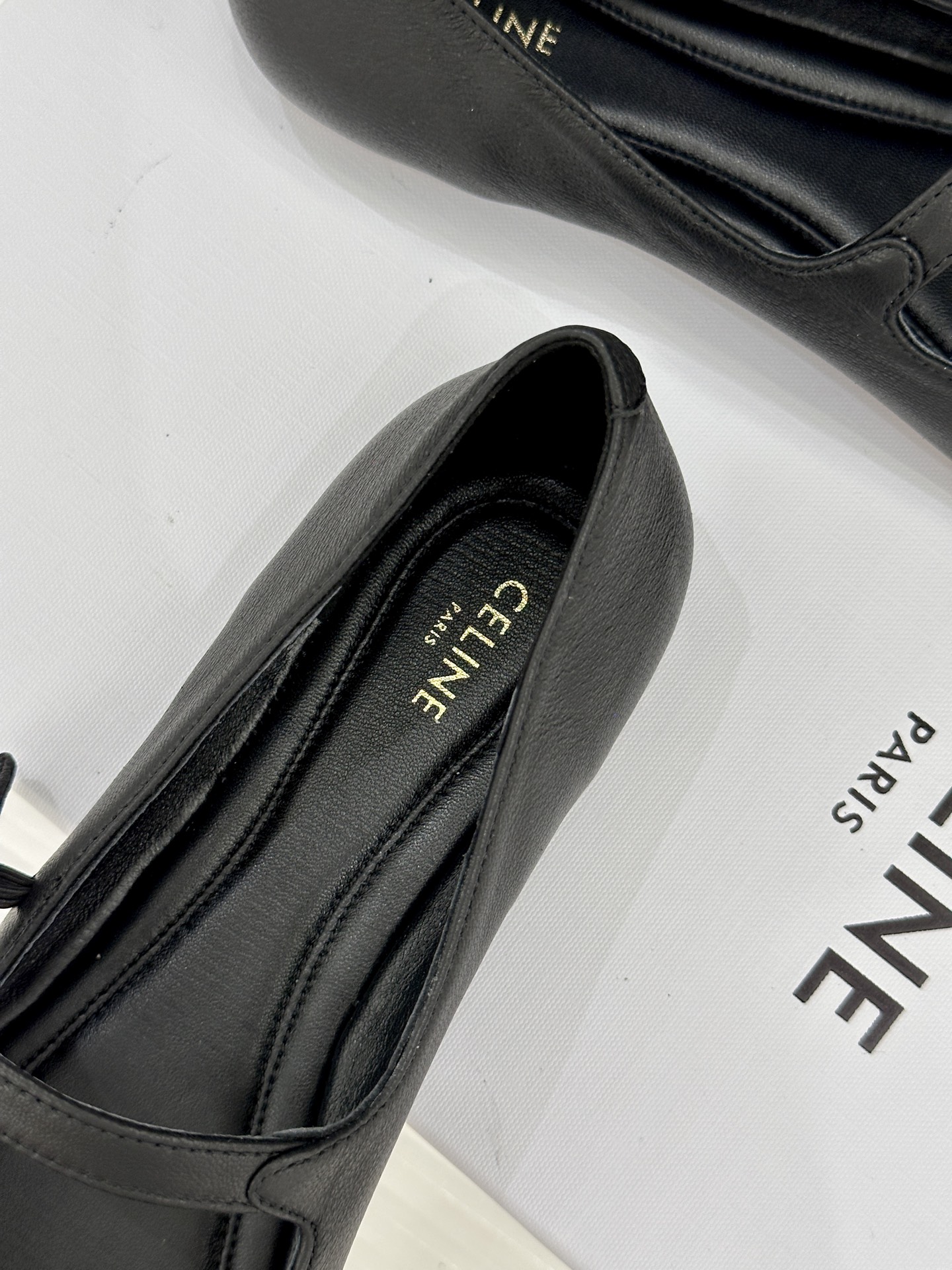 Celine/赛琳26WF新品凯旋门一字带圆头平底玛丽珍鞋将法式极简与复古美学融于一体演绎老钱风松弛优雅