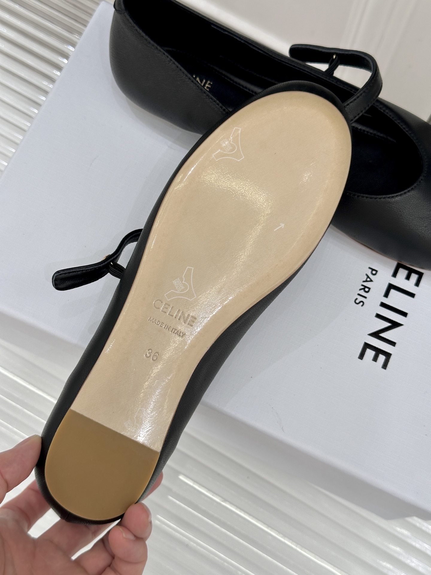 Celine/赛琳26WF新品凯旋门一字带圆头平底玛丽珍鞋将法式极简与复古美学融于一体演绎老钱风松弛优雅