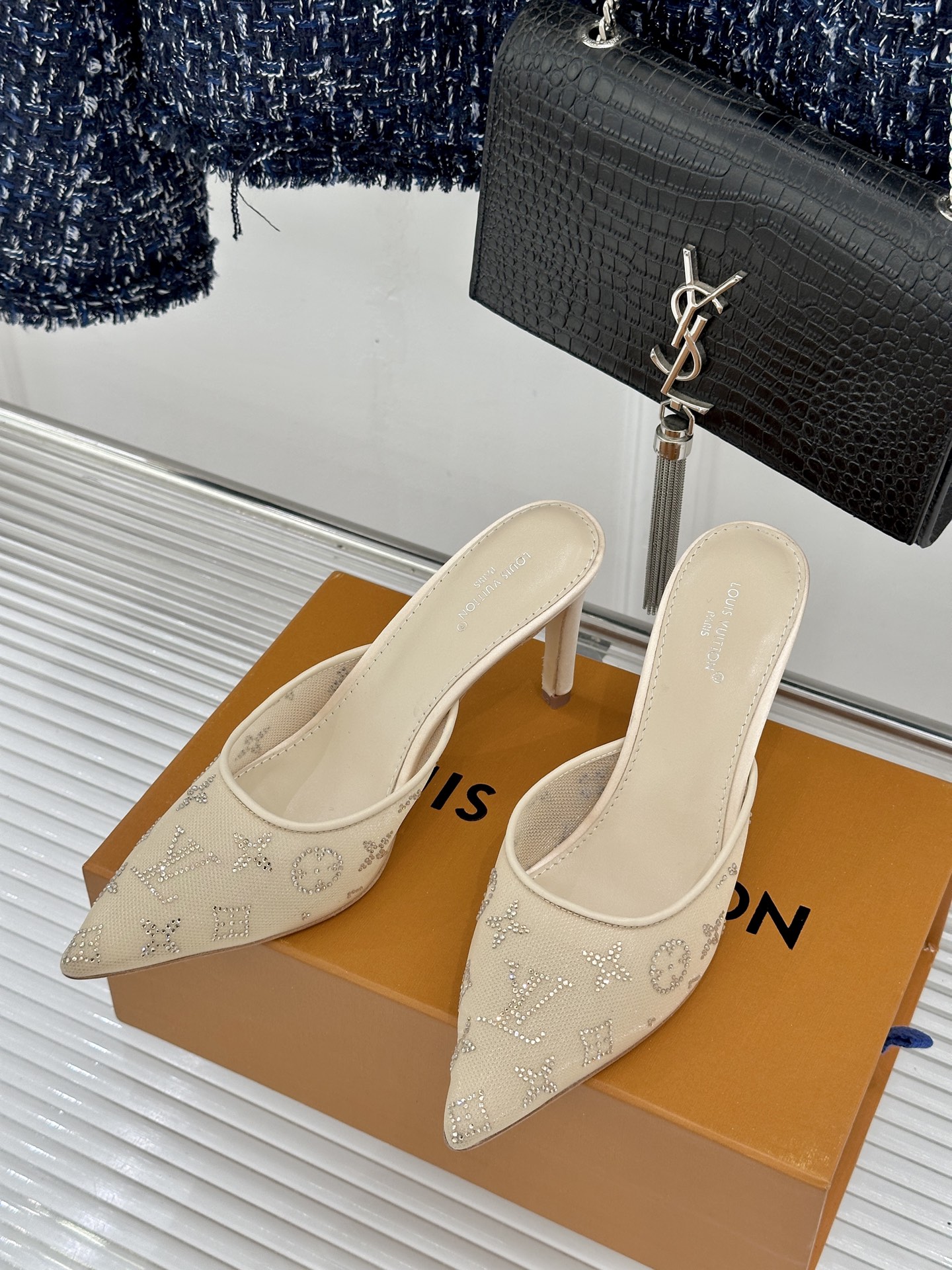 Louis Vuitton L*V驴牌 水钻网纱尖头凉鞋拖鞋