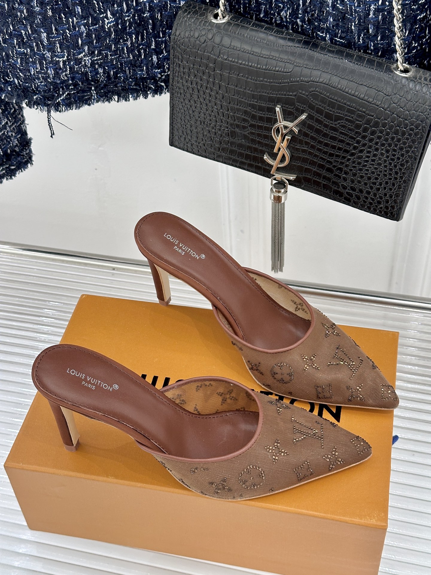 Louis Vuitton L*V驴牌 水钻网纱尖头凉鞋拖鞋