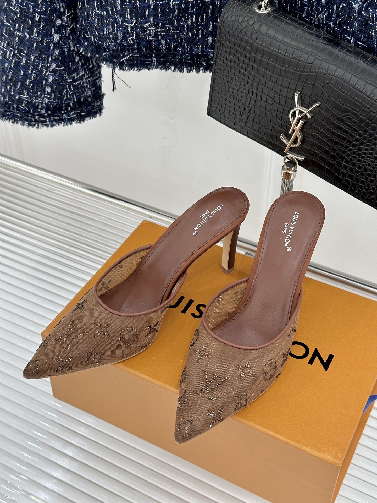 Louis Vuitton L*V驴牌 水钻网纱尖头凉鞋拖鞋