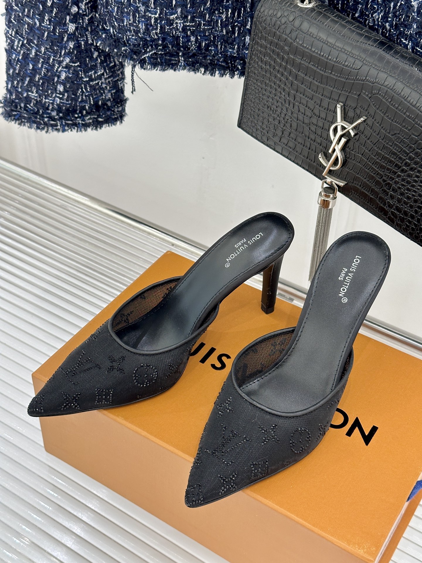 Louis Vuitton L*V驴牌 水钻网纱尖头凉鞋拖鞋