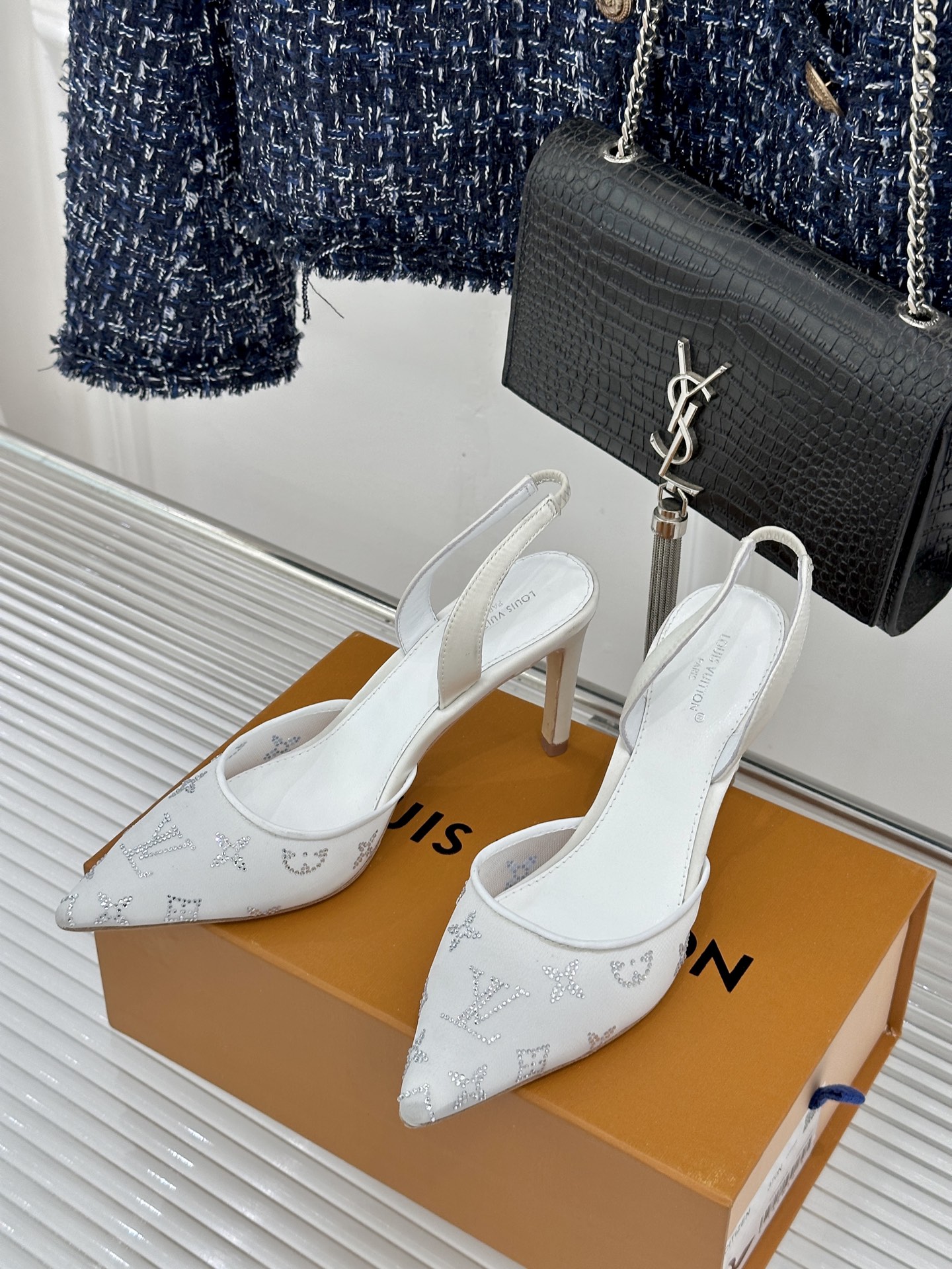 Louis Vuitton L*V驴牌 水钻网纱尖头凉鞋拖鞋