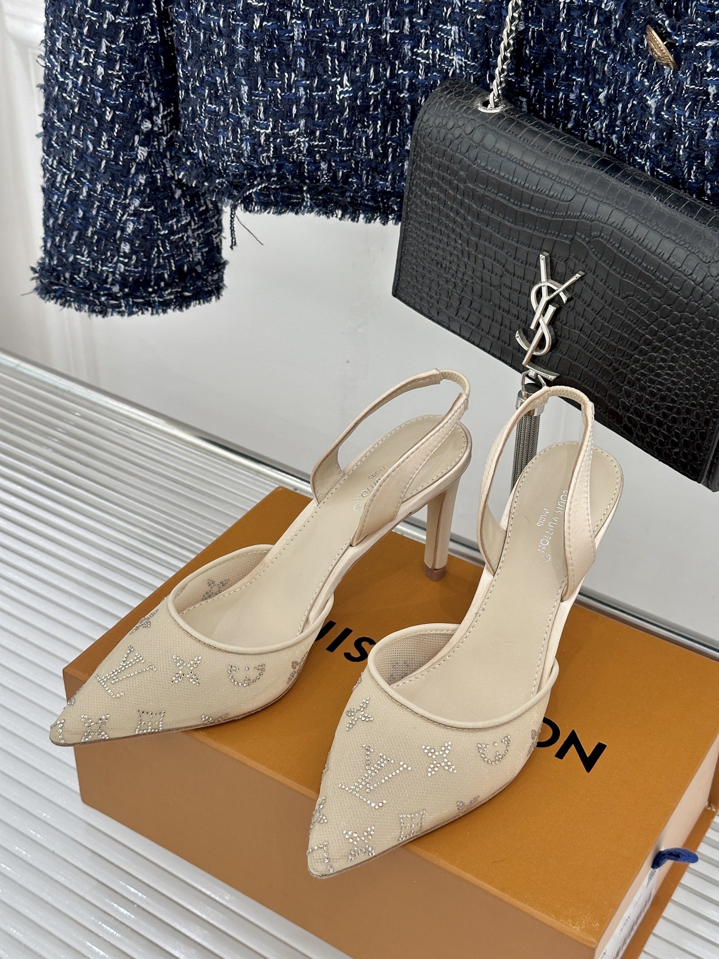 Louis Vuitton L*V驴牌 水钻网纱尖头凉鞋拖鞋