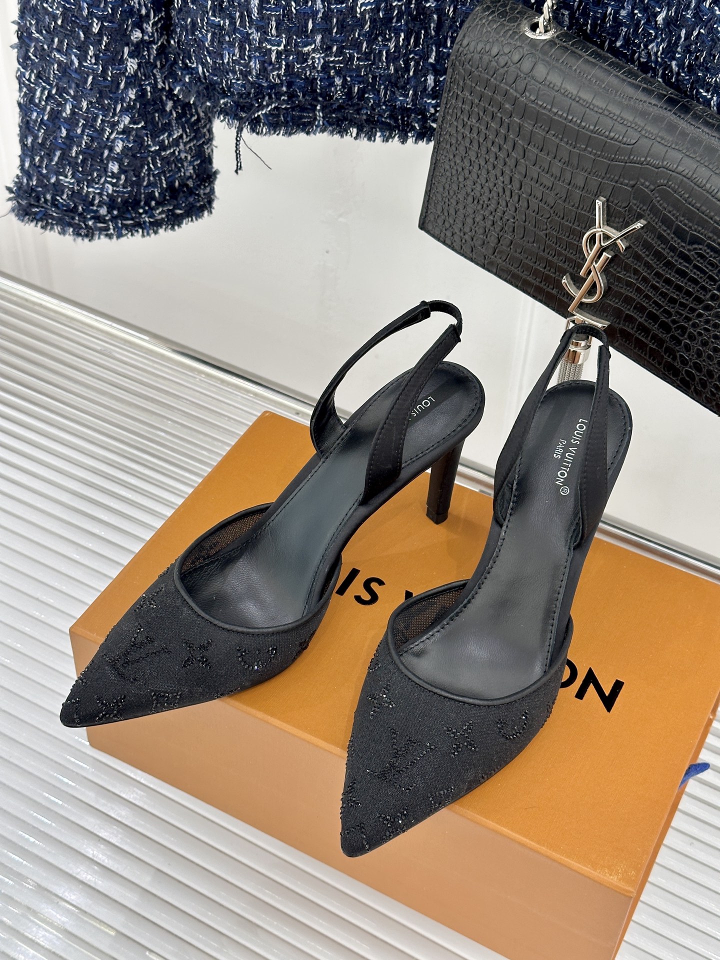 Louis Vuitton L*V驴牌 水钻网纱尖头凉鞋拖鞋