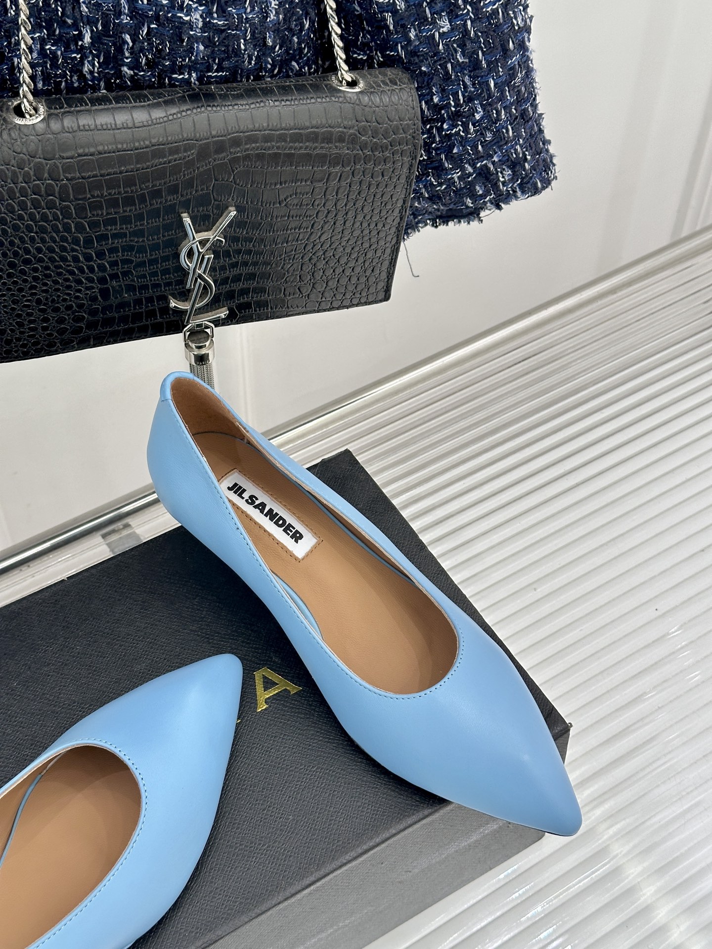 Jil Sander/吉尔桑达极26WF新品极简尖头坡跟凉鞋以“少即是多”重构高级日常。利落尖头延展腿部