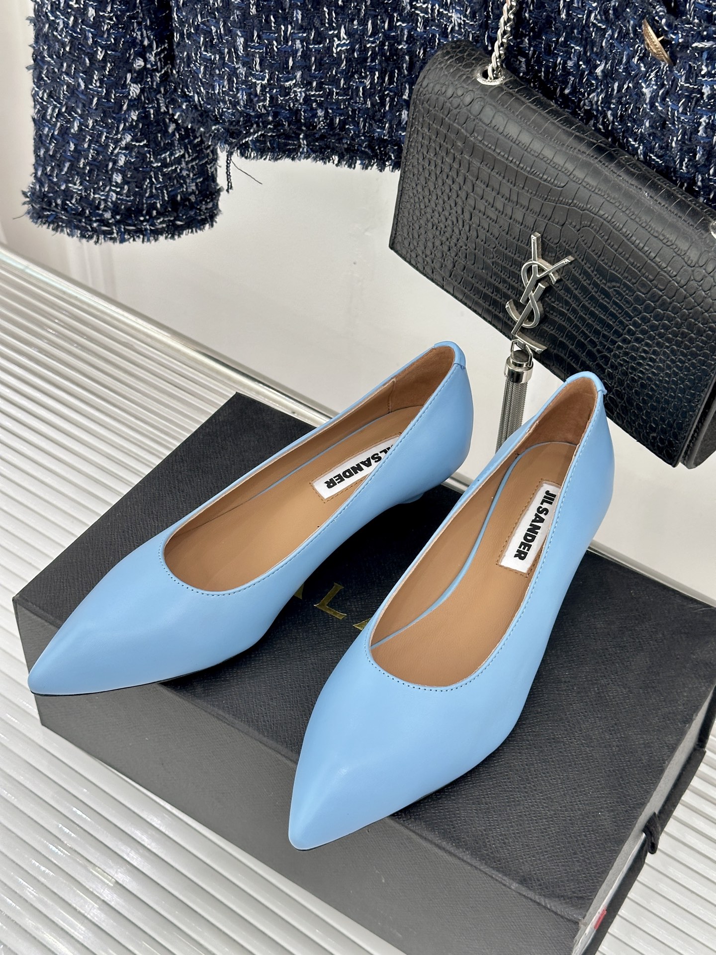 Jil Sander/吉尔桑达极26WF新品极简尖头坡跟凉鞋以“少即是多”重构高级日常。利落尖头延展腿部