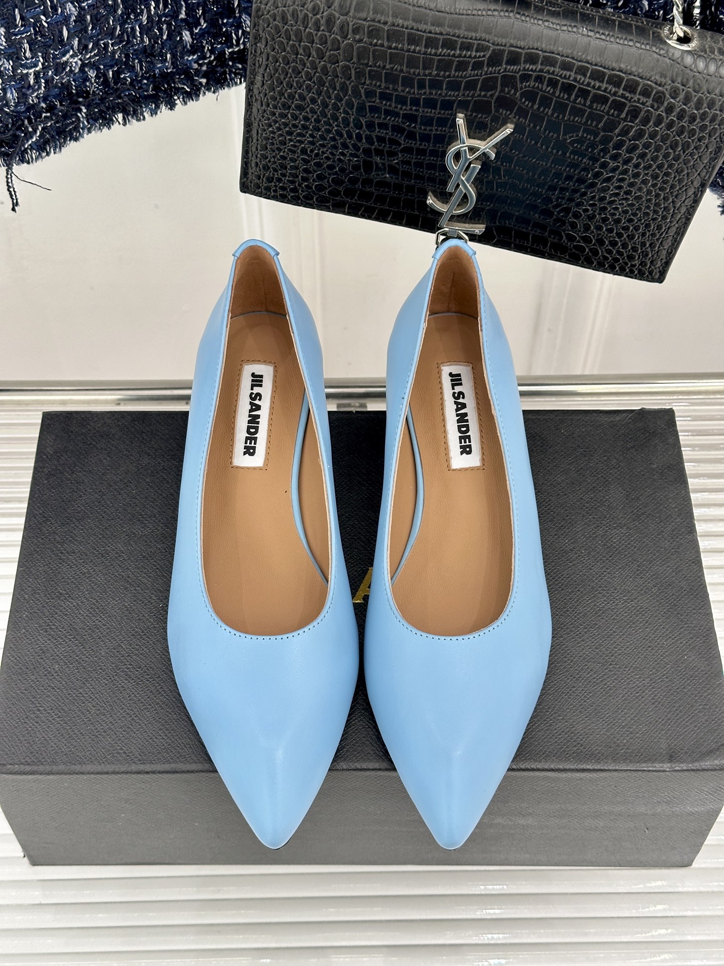 Jil Sander/吉尔桑达极26WF新品极简尖头坡跟凉鞋以“少即是多”重构高级日常。利落尖头延展腿部