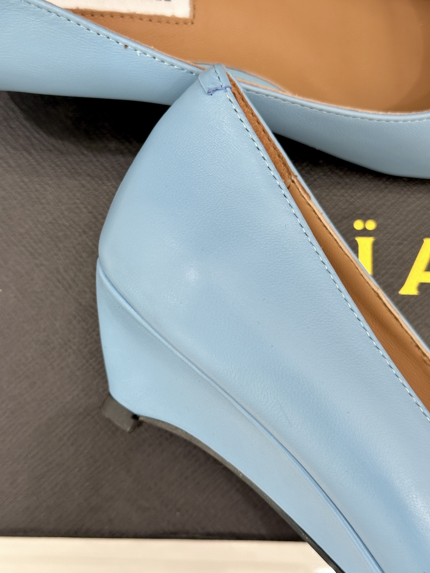 Jil Sander/吉尔桑达极26WF新品极简尖头坡跟凉鞋以“少即是多”重构高级日常。利落尖头延展腿部