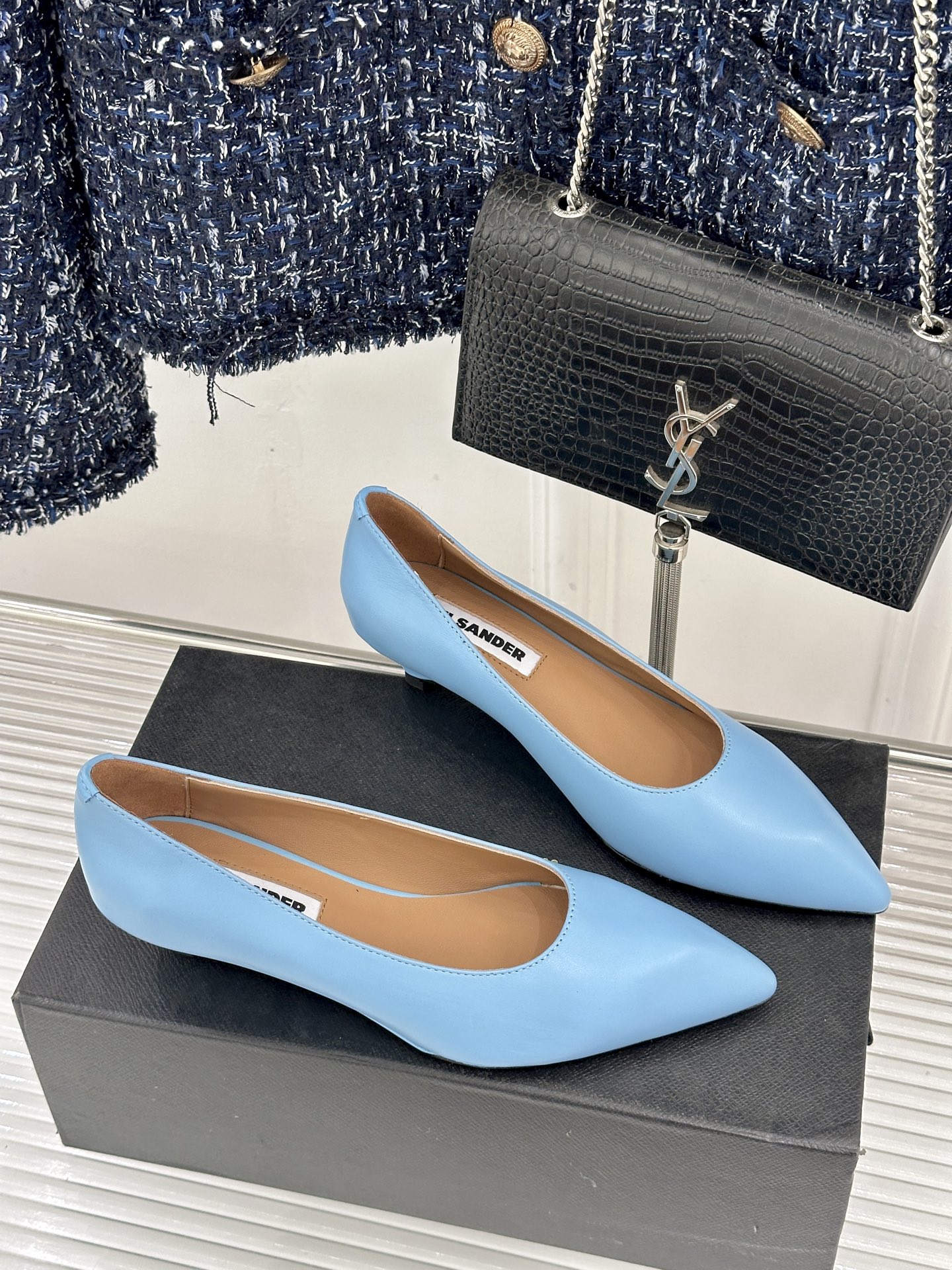 Jil Sander/吉尔桑达极26WF新品极简尖头坡跟凉鞋以“少即是多”重构高级日常。利落尖头延展腿部