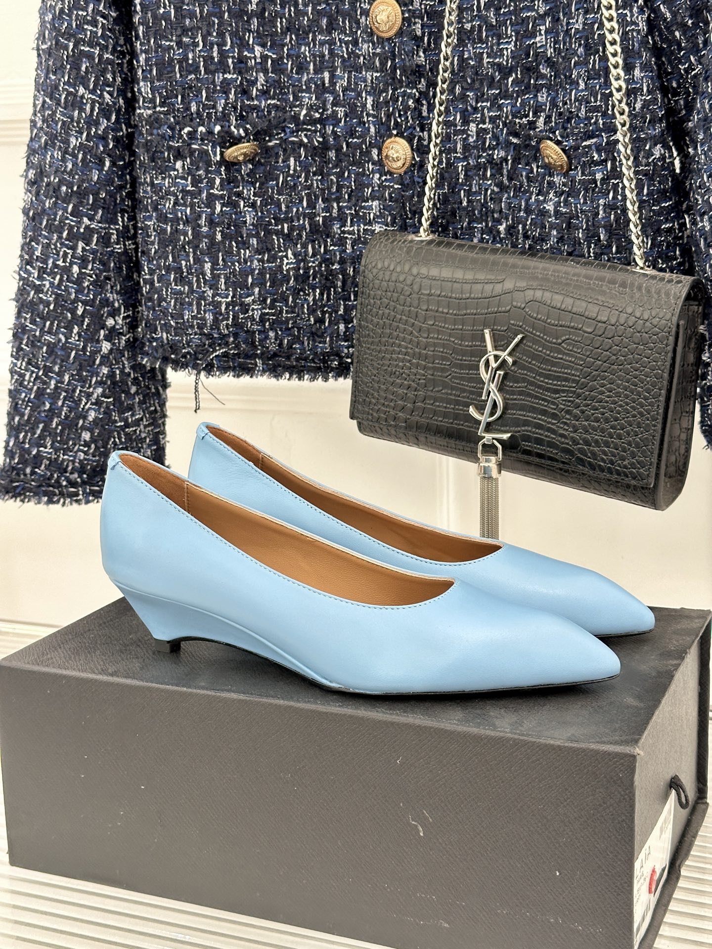 Jil Sander/吉尔桑达极26WF新品极简尖头坡跟凉鞋以“少即是多”重构高级日常。利落尖头延展腿部