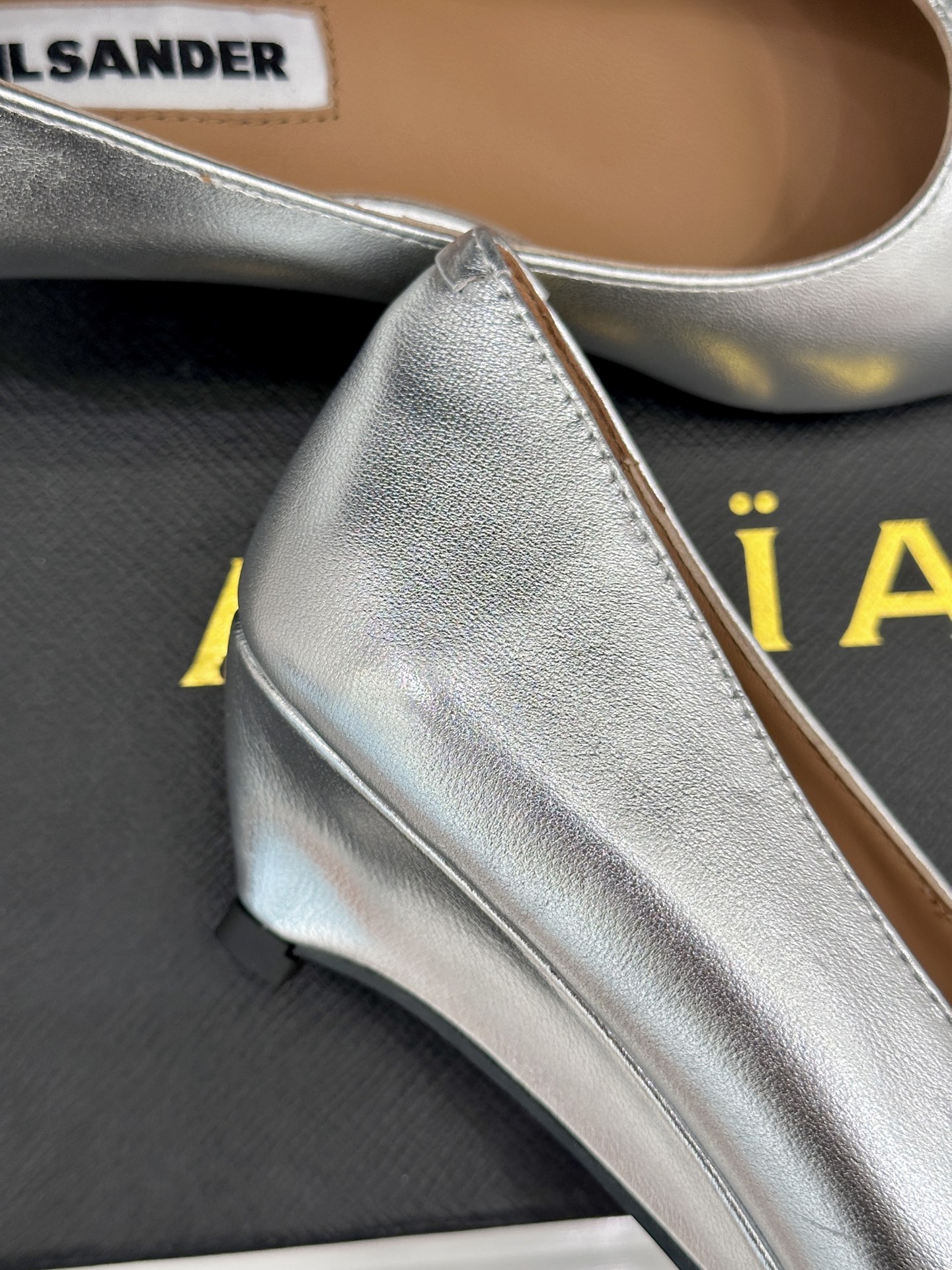 Jil Sander/吉尔桑达极26WF新品极简尖头坡跟凉鞋以“少即是多”重构高级日常。利落尖头延展腿部