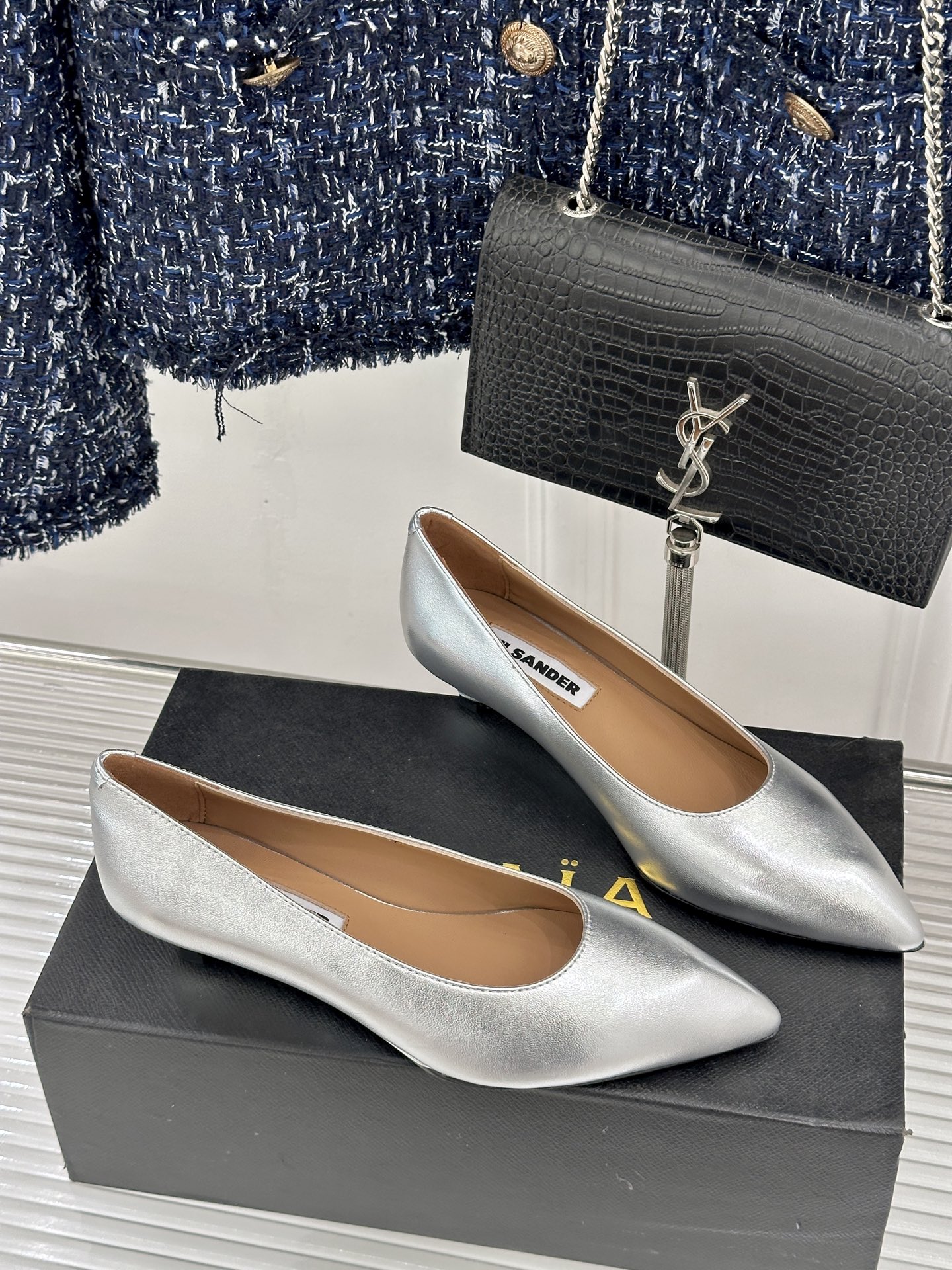 Jil Sander/吉尔桑达极26WF新品极简尖头坡跟凉鞋以“少即是多”重构高级日常。利落尖头延展腿部
