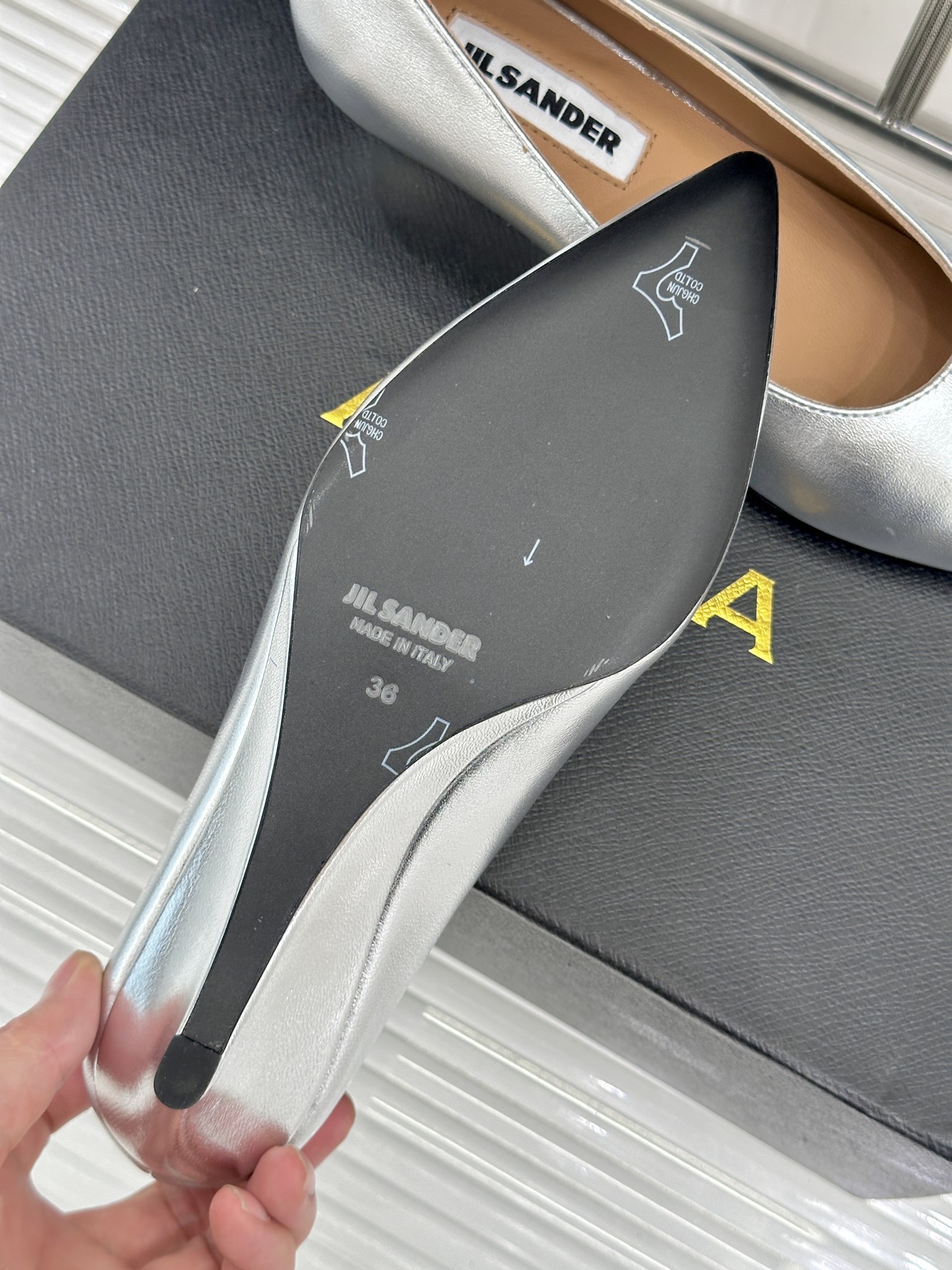 Jil Sander/吉尔桑达极26WF新品极简尖头坡跟凉鞋以“少即是多”重构高级日常。利落尖头延展腿部