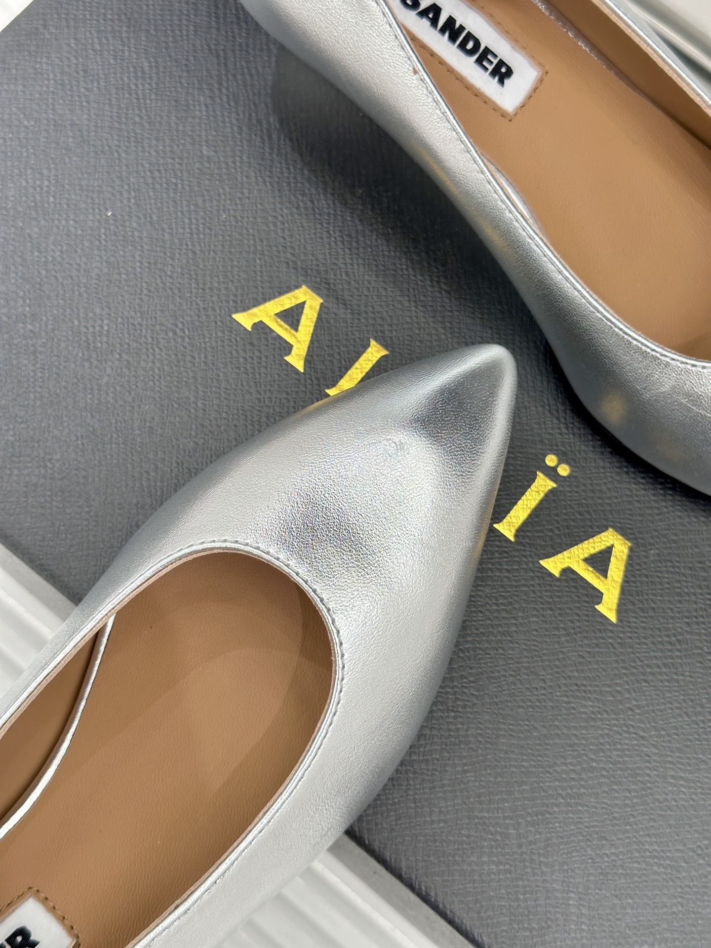 Jil Sander/吉尔桑达极26WF新品极简尖头坡跟凉鞋以“少即是多”重构高级日常。利落尖头延展腿部