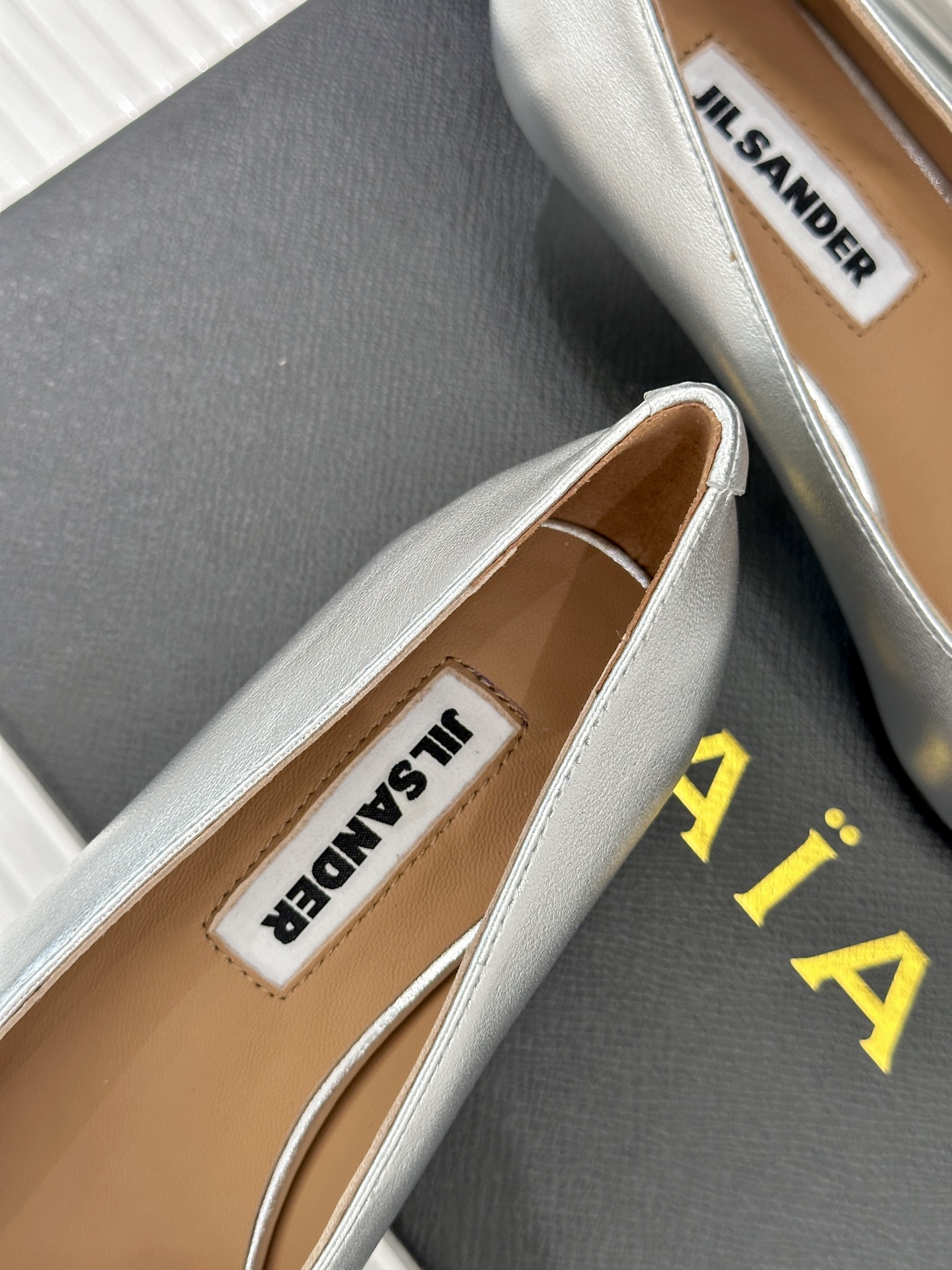 Jil Sander/吉尔桑达极26WF新品极简尖头坡跟凉鞋以“少即是多”重构高级日常。利落尖头延展腿部