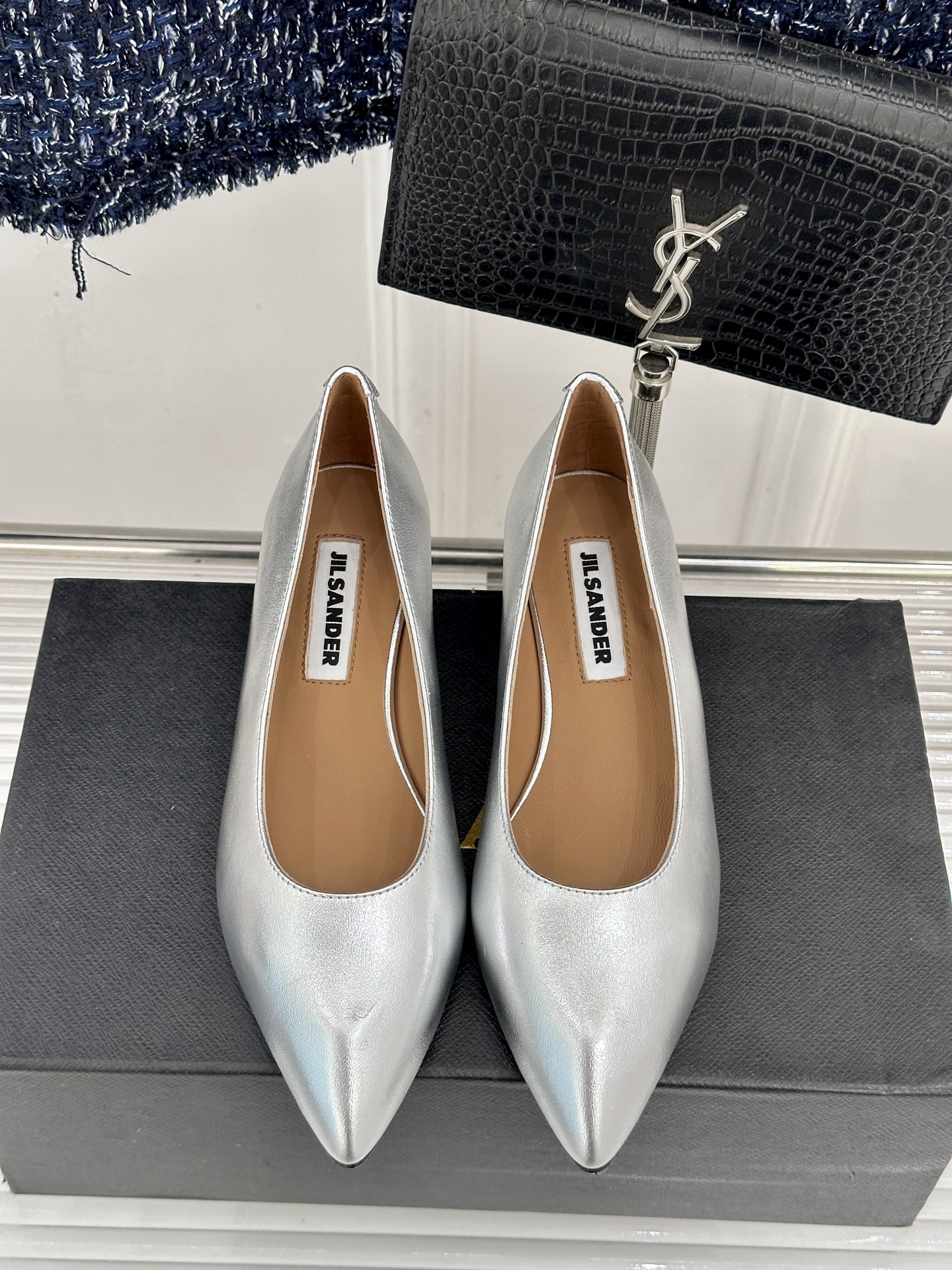 Jil Sander/吉尔桑达极26WF新品极简尖头坡跟凉鞋以“少即是多”重构高级日常。利落尖头延展腿部