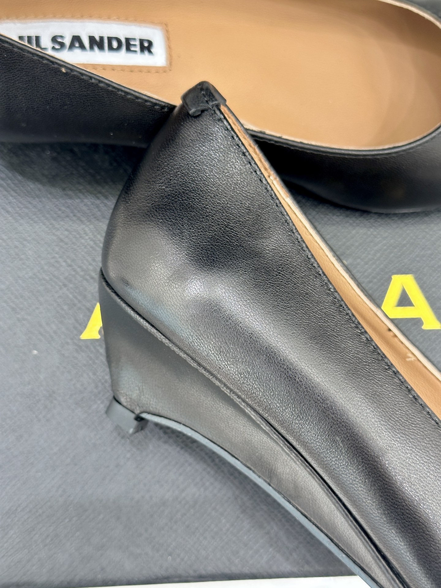 Jil Sander/吉尔桑达极26WF新品极简尖头坡跟凉鞋以“少即是多”重构高级日常。利落尖头延展腿部