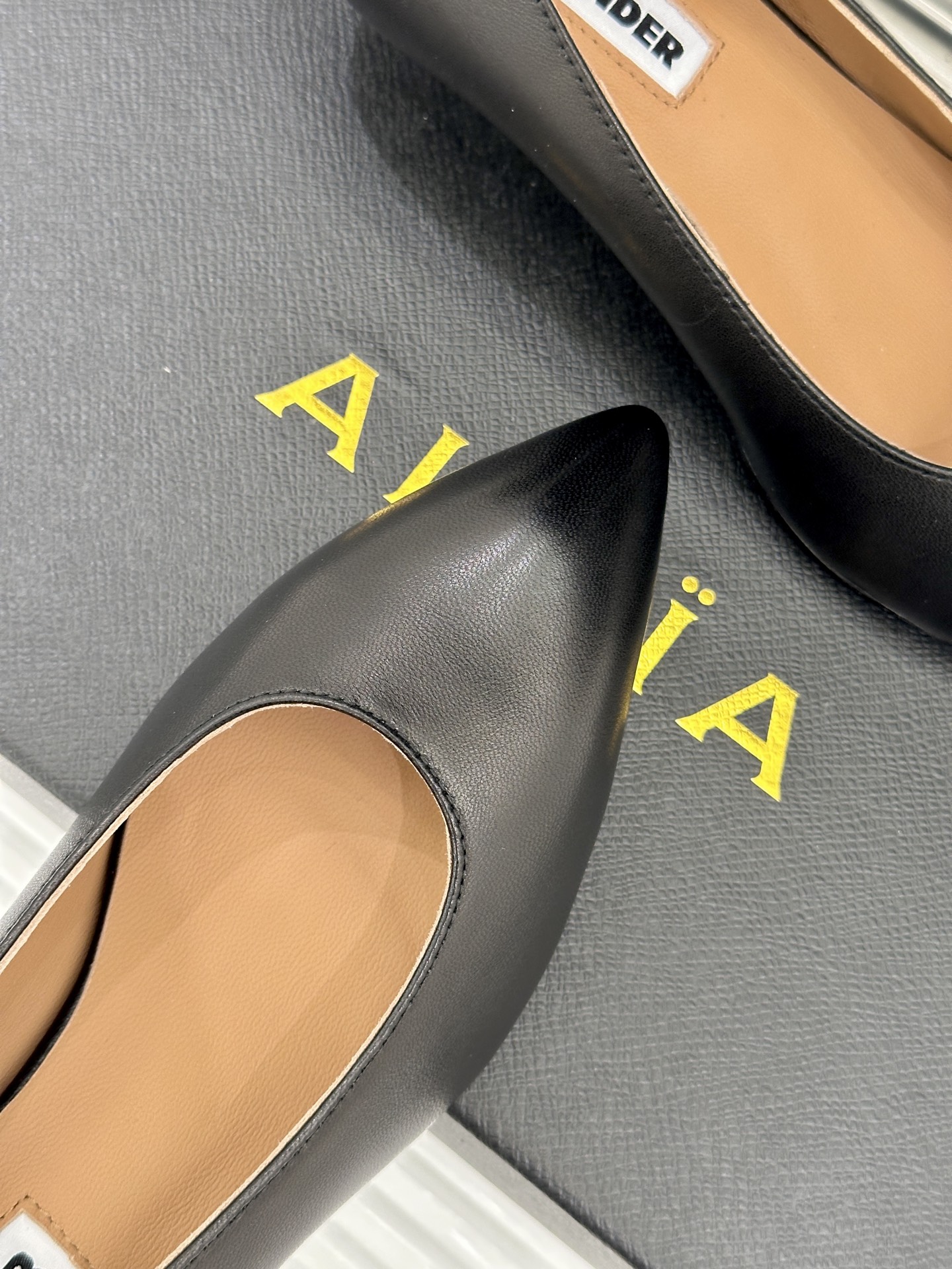 Jil Sander/吉尔桑达极26WF新品极简尖头坡跟凉鞋以“少即是多”重构高级日常。利落尖头延展腿部