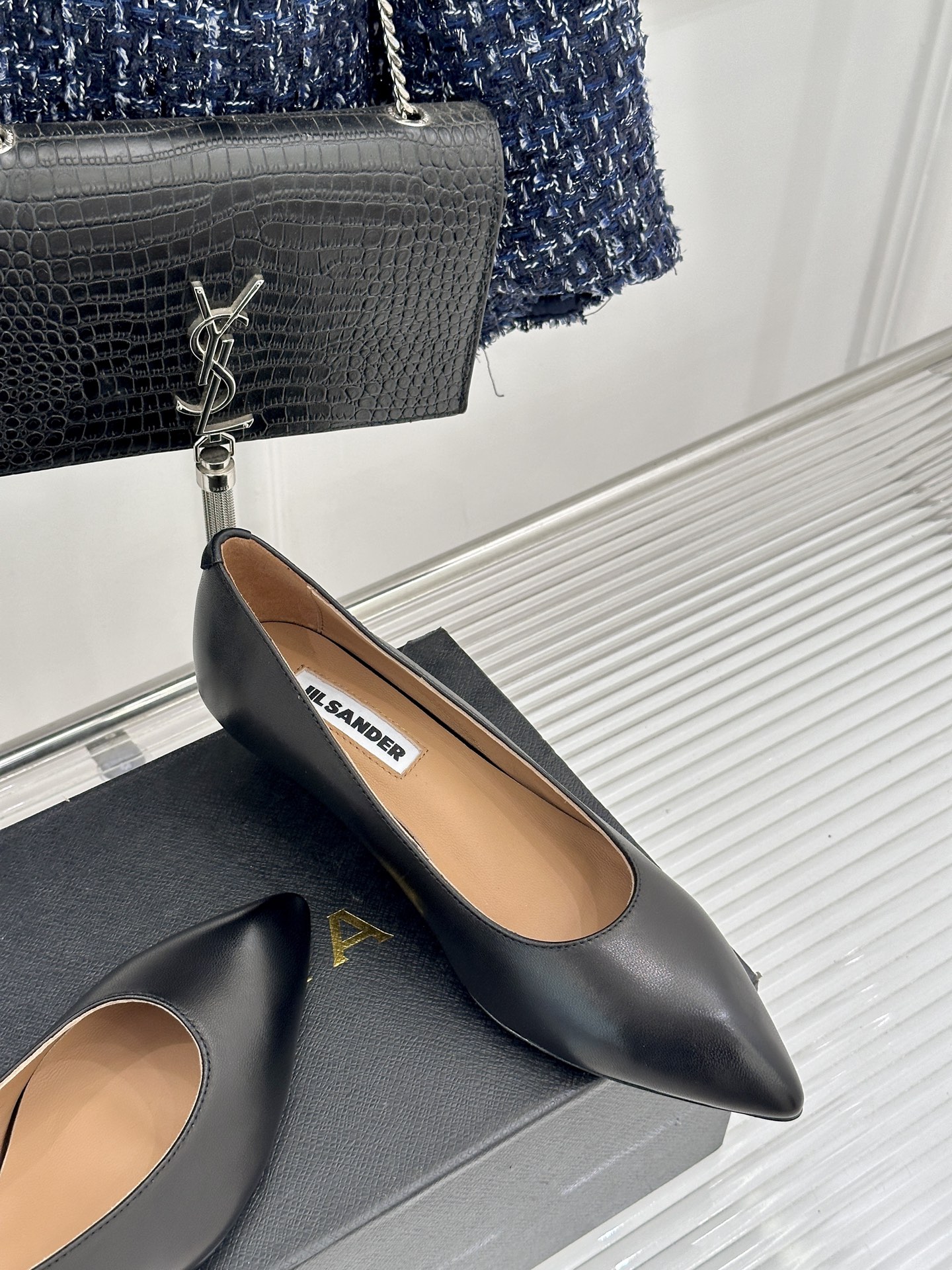 Jil Sander/吉尔桑达极26WF新品极简尖头坡跟凉鞋以“少即是多”重构高级日常。利落尖头延展腿部