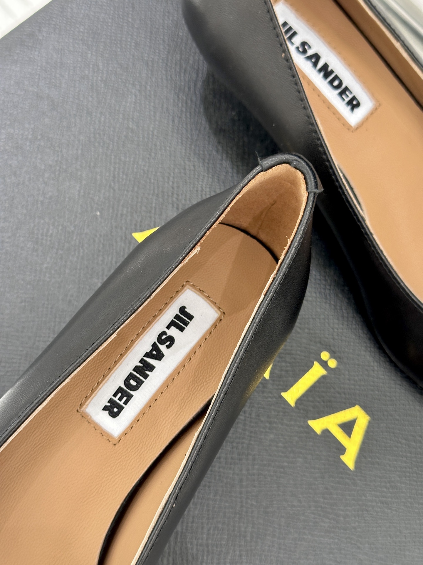 Jil Sander/吉尔桑达极26WF新品极简尖头坡跟凉鞋以“少即是多”重构高级日常。利落尖头延展腿部
