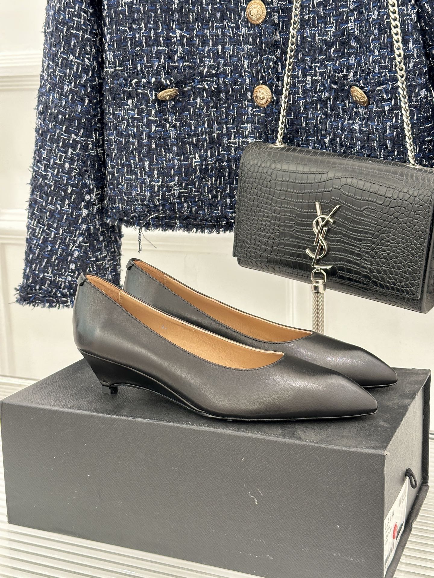 Jil Sander/吉尔桑达极26WF新品极简尖头坡跟凉鞋以“少即是多”重构高级日常。利落尖头延展腿部