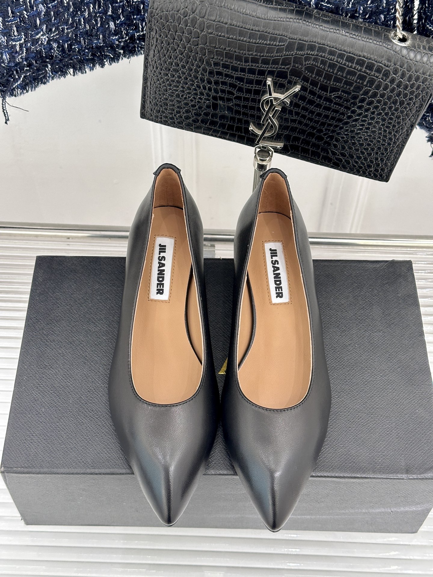 Jil Sander/吉尔桑达极26WF新品极简尖头坡跟凉鞋以“少即是多”重构高级日常。利落尖头延展腿部