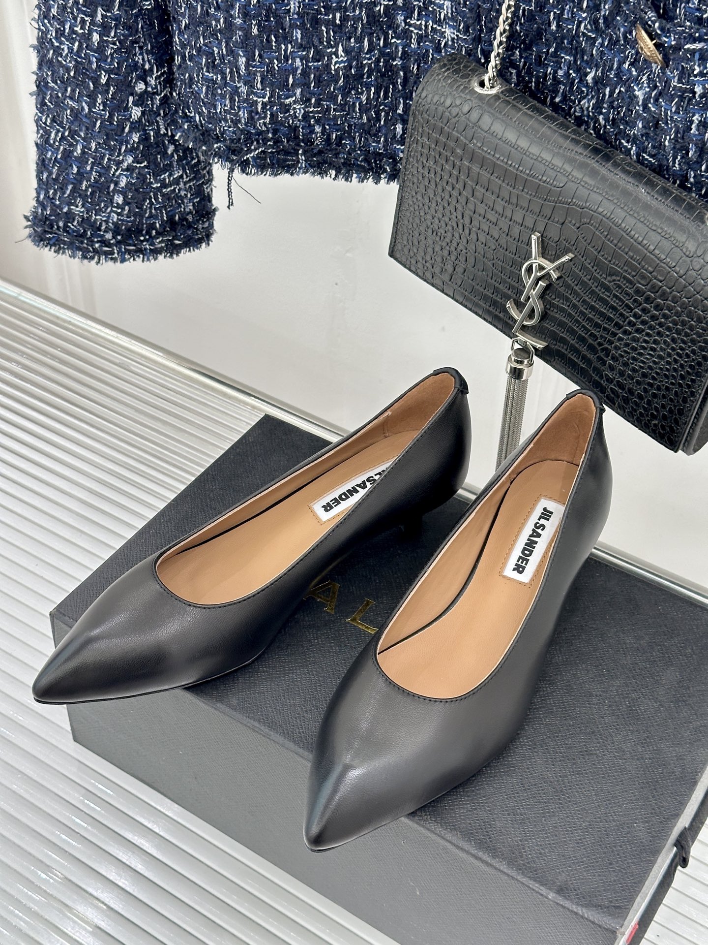 Jil Sander/吉尔桑达极26WF新品极简尖头坡跟凉鞋以“少即是多”重构高级日常。利落尖头延展腿部