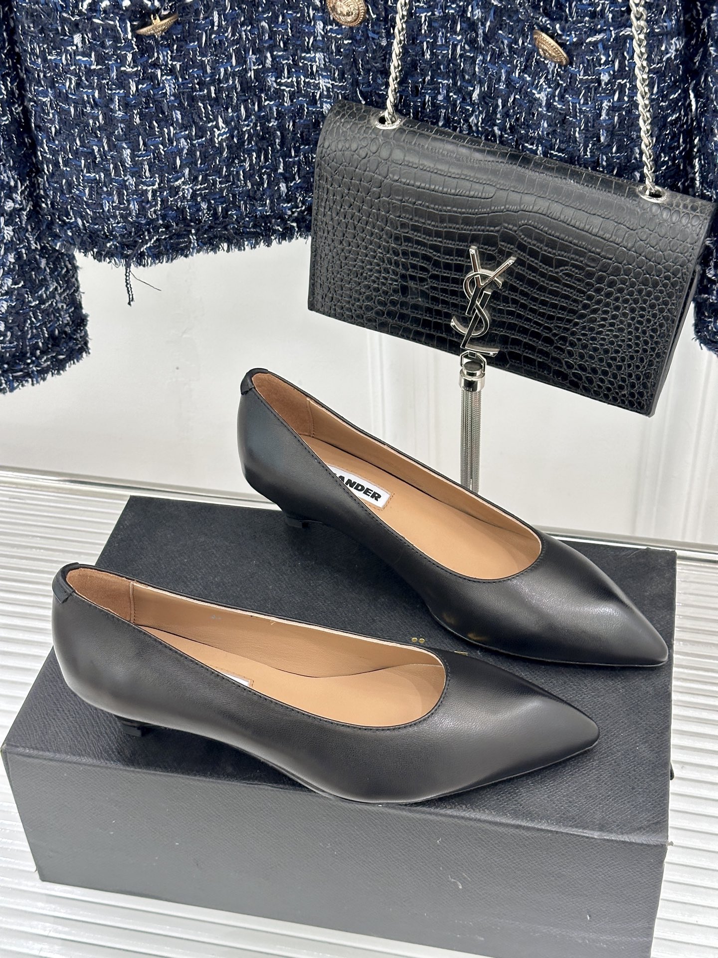 Jil Sander/吉尔桑达极26WF新品极简尖头坡跟凉鞋以“少即是多”重构高级日常。利落尖头延展腿部