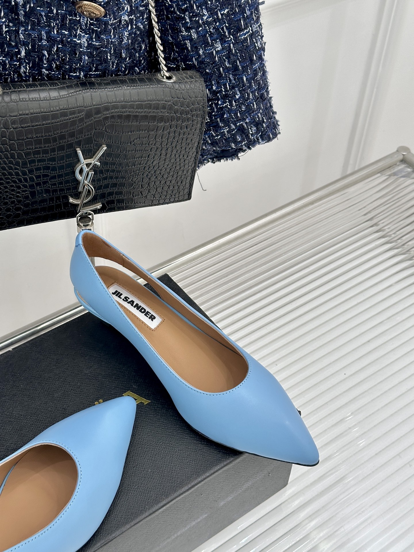 Jil Sander/吉尔桑达极26WF新品极简尖头坡跟凉鞋以“少即是多”重构高级日常。利落尖头延展腿部