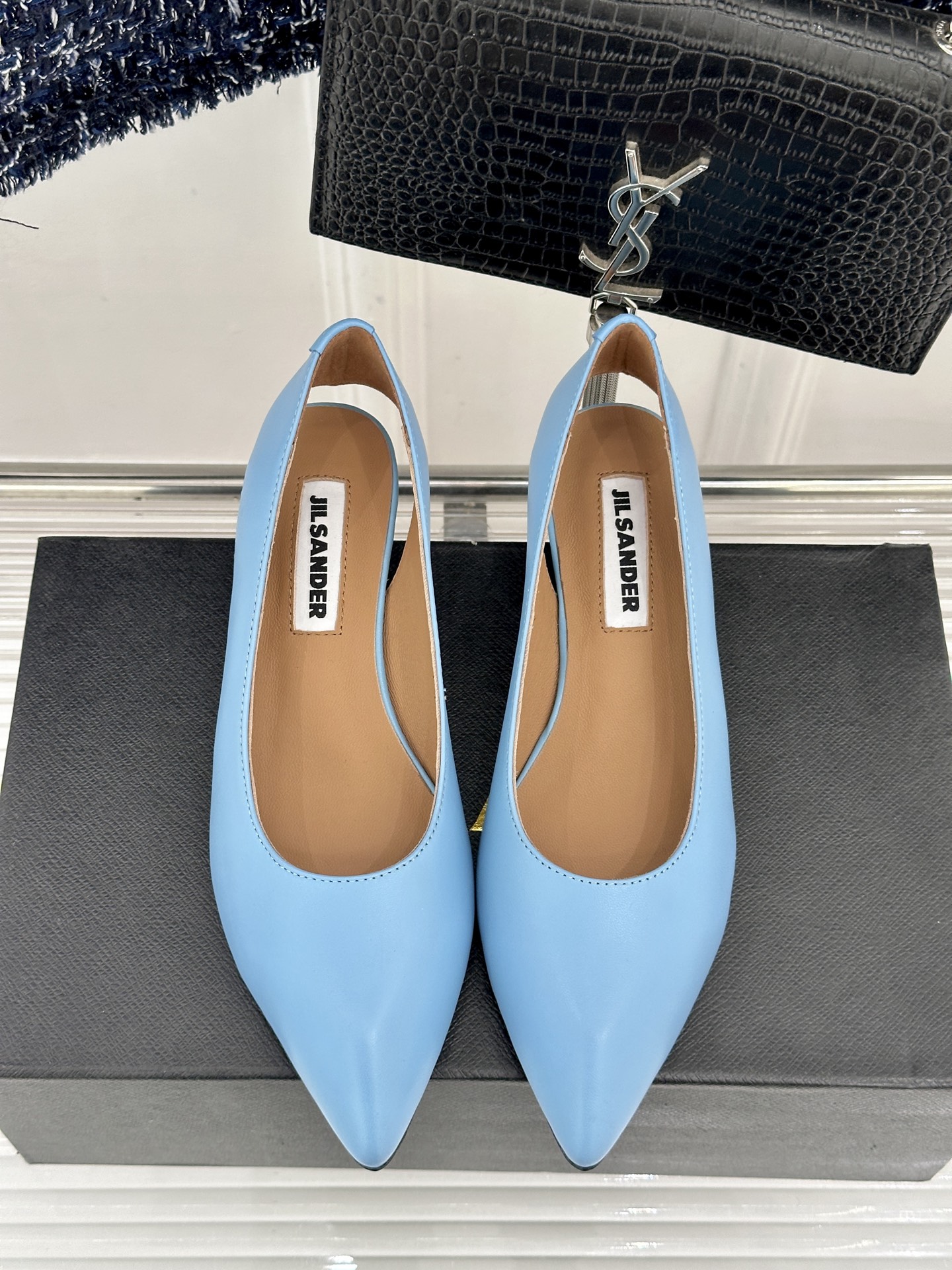 Jil Sander/吉尔桑达极26WF新品极简尖头坡跟凉鞋以“少即是多”重构高级日常。利落尖头延展腿部