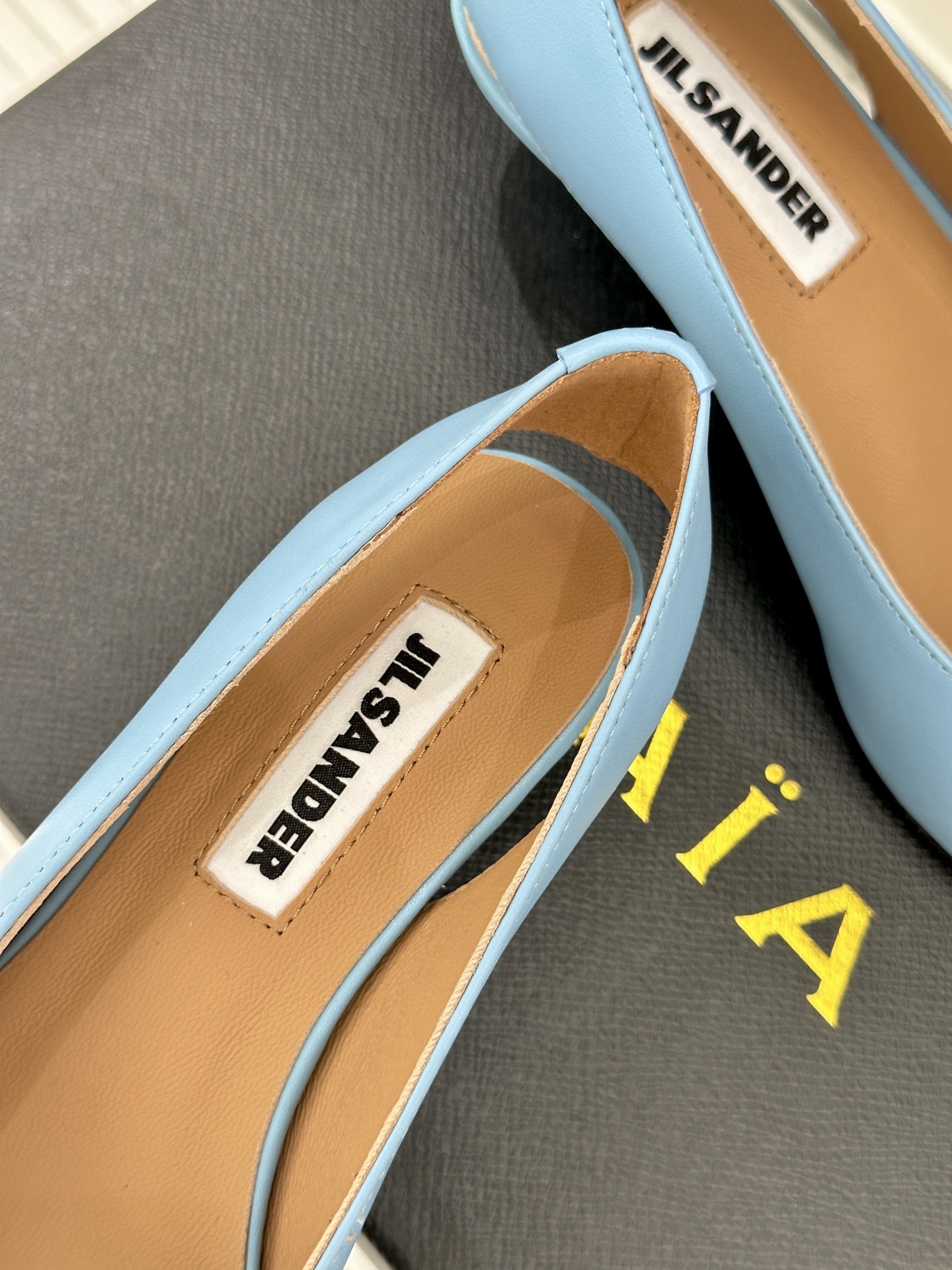 Jil Sander/吉尔桑达极26WF新品极简尖头坡跟凉鞋以“少即是多”重构高级日常。利落尖头延展腿部