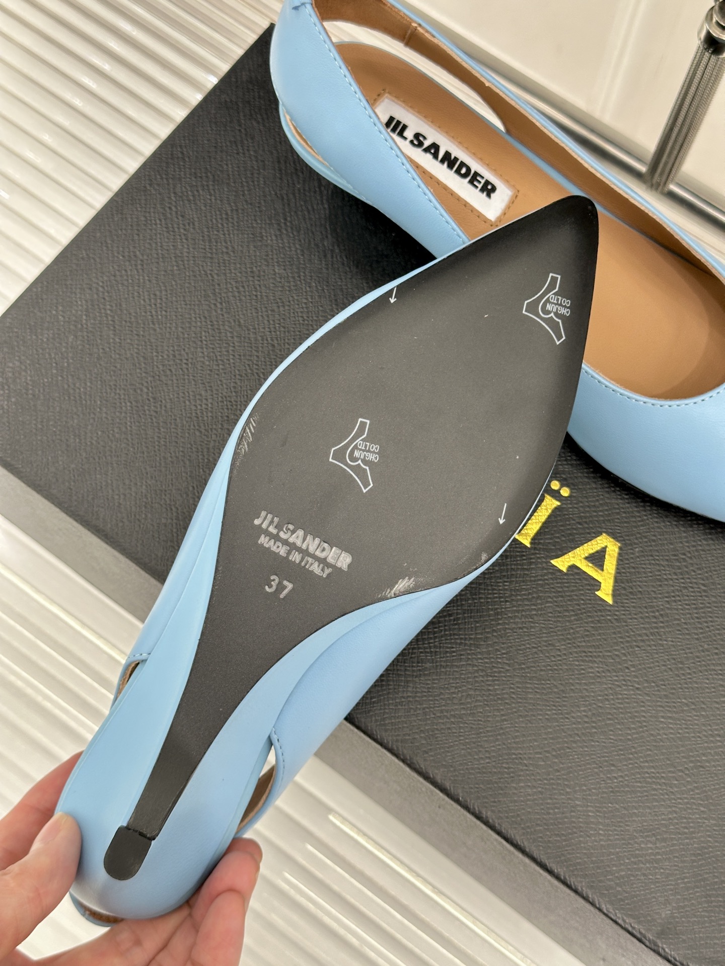 Jil Sander/吉尔桑达极26WF新品极简尖头坡跟凉鞋以“少即是多”重构高级日常。利落尖头延展腿部