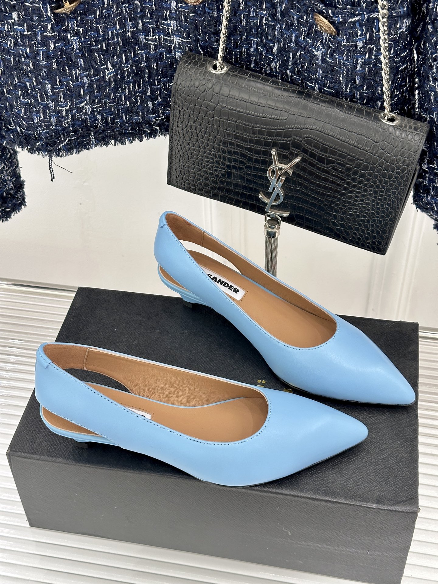 Jil Sander/吉尔桑达极26WF新品极简尖头坡跟凉鞋以“少即是多”重构高级日常。利落尖头延展腿部