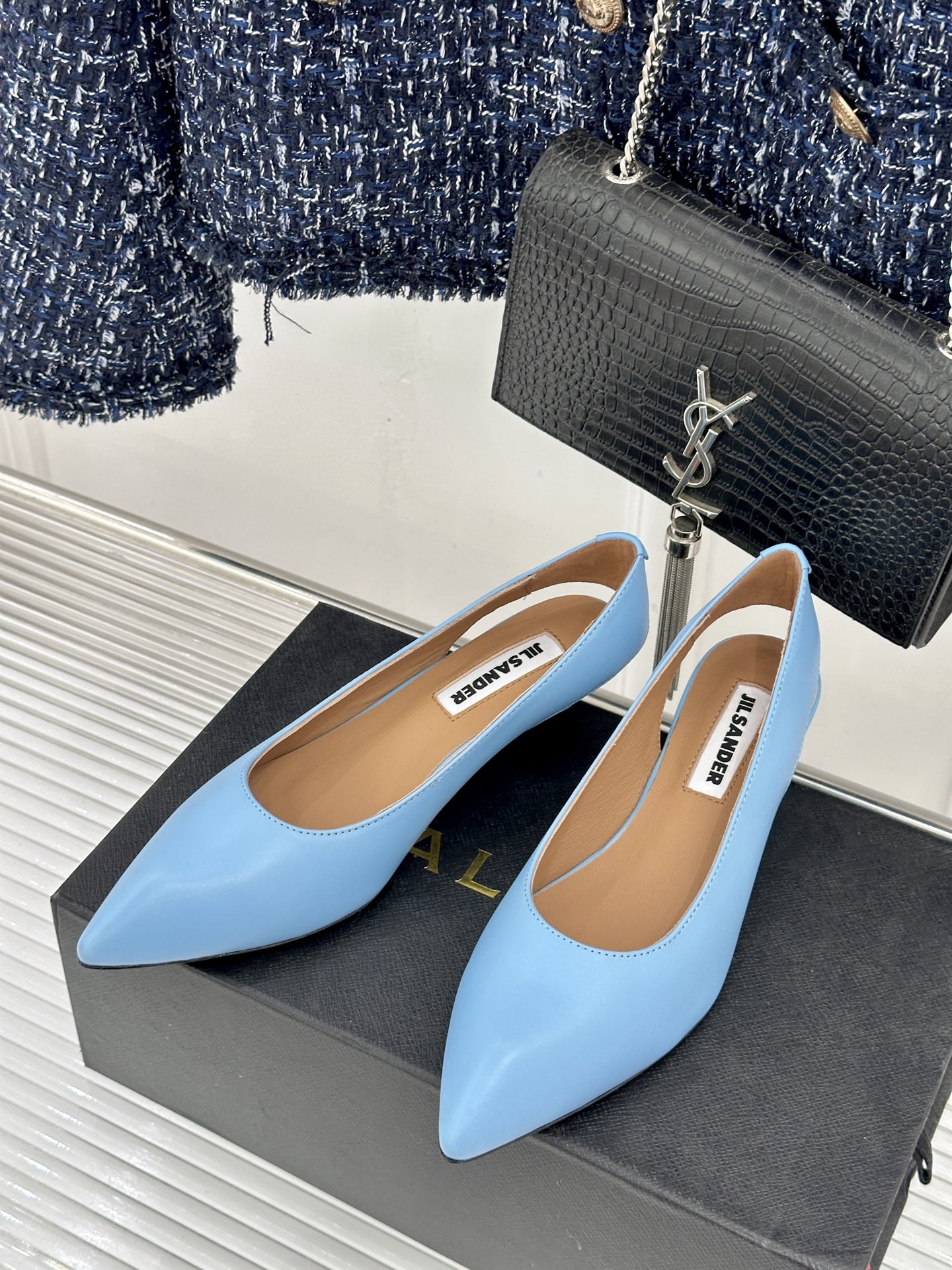 Jil Sander/吉尔桑达极26WF新品极简尖头坡跟凉鞋以“少即是多”重构高级日常。利落尖头延展腿部