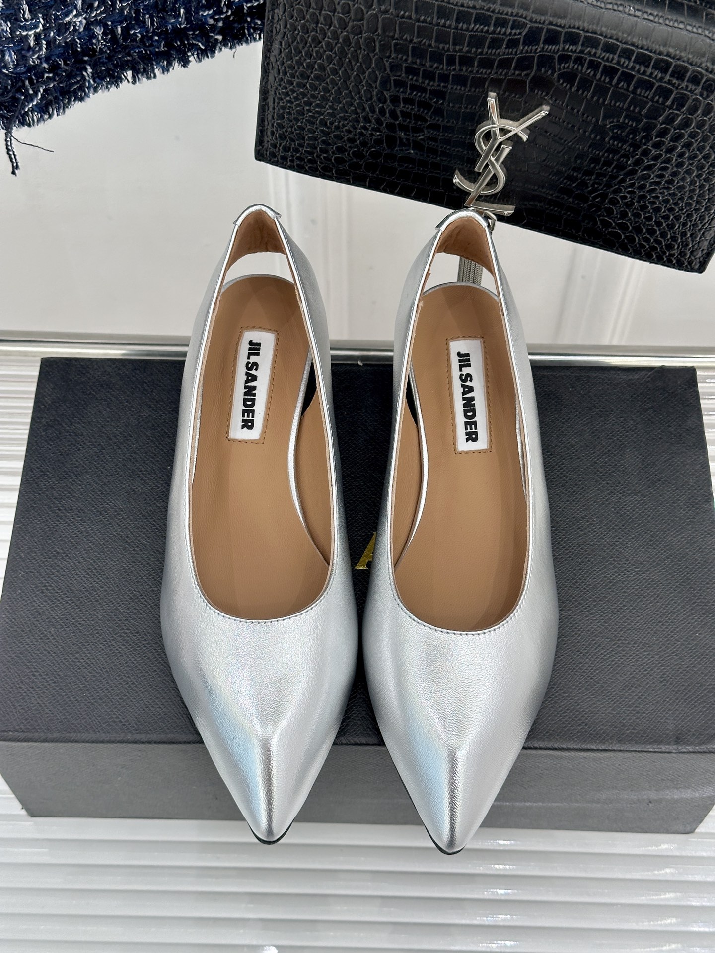 Jil Sander/吉尔桑达极26WF新品极简尖头坡跟凉鞋以“少即是多”重构高级日常。利落尖头延展腿部