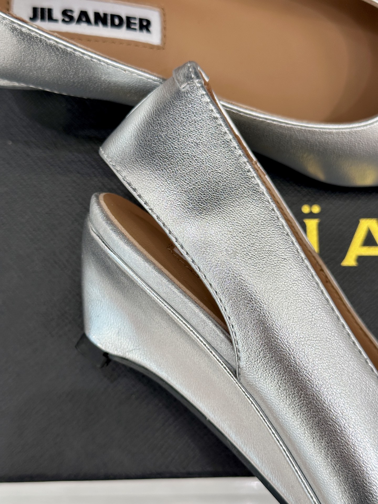 Jil Sander/吉尔桑达极26WF新品极简尖头坡跟凉鞋以“少即是多”重构高级日常。利落尖头延展腿部
