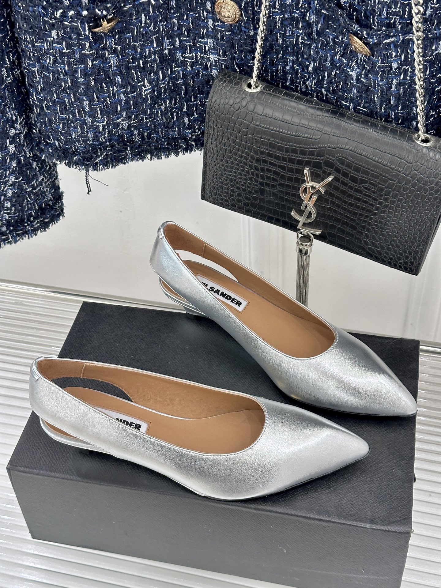 Jil Sander/吉尔桑达极26WF新品极简尖头坡跟凉鞋以“少即是多”重构高级日常。利落尖头延展腿部